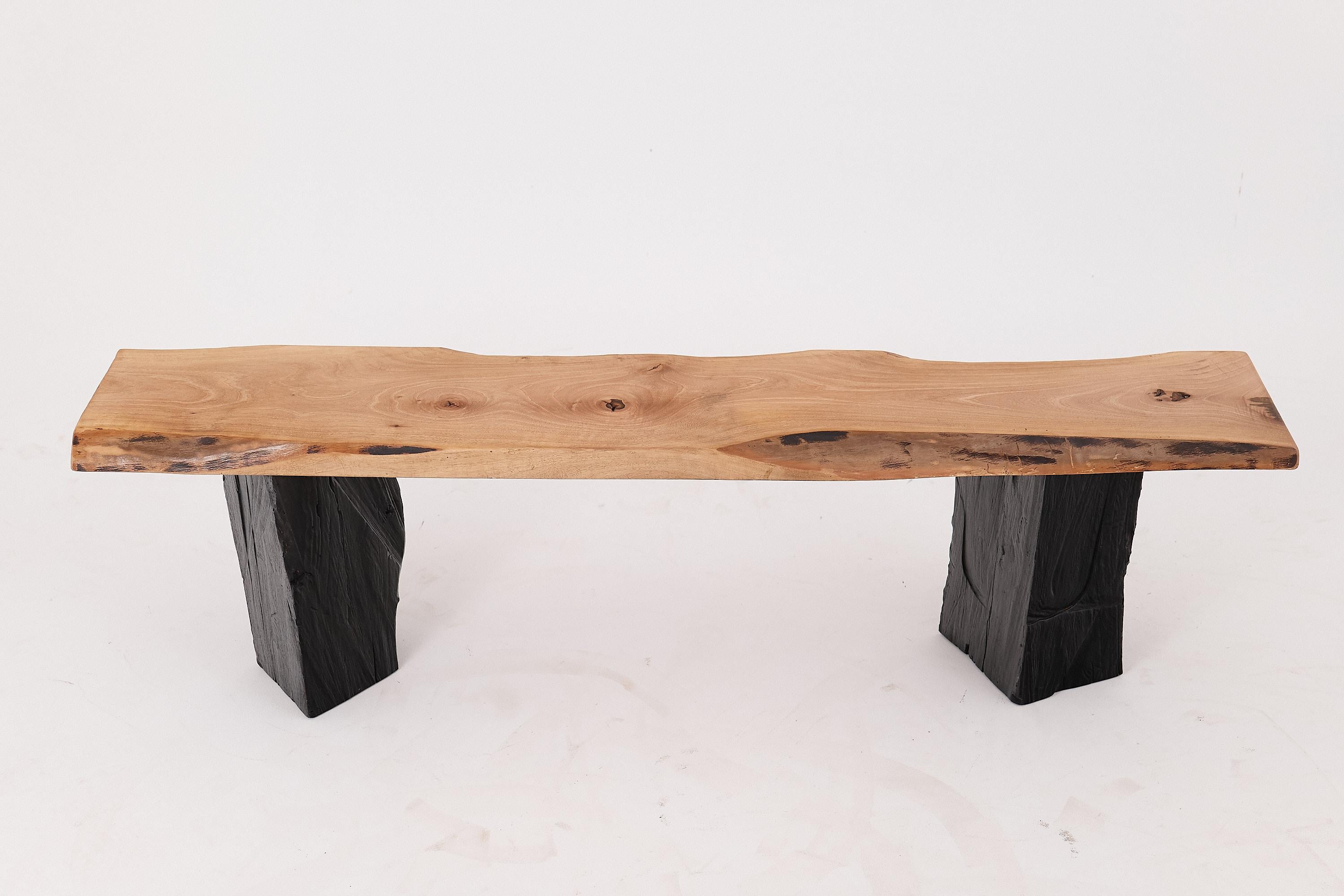 Sitzbank aus Massivholz mit verkohlten Beinen, organisch modern von Logniture (Holz) im Angebot