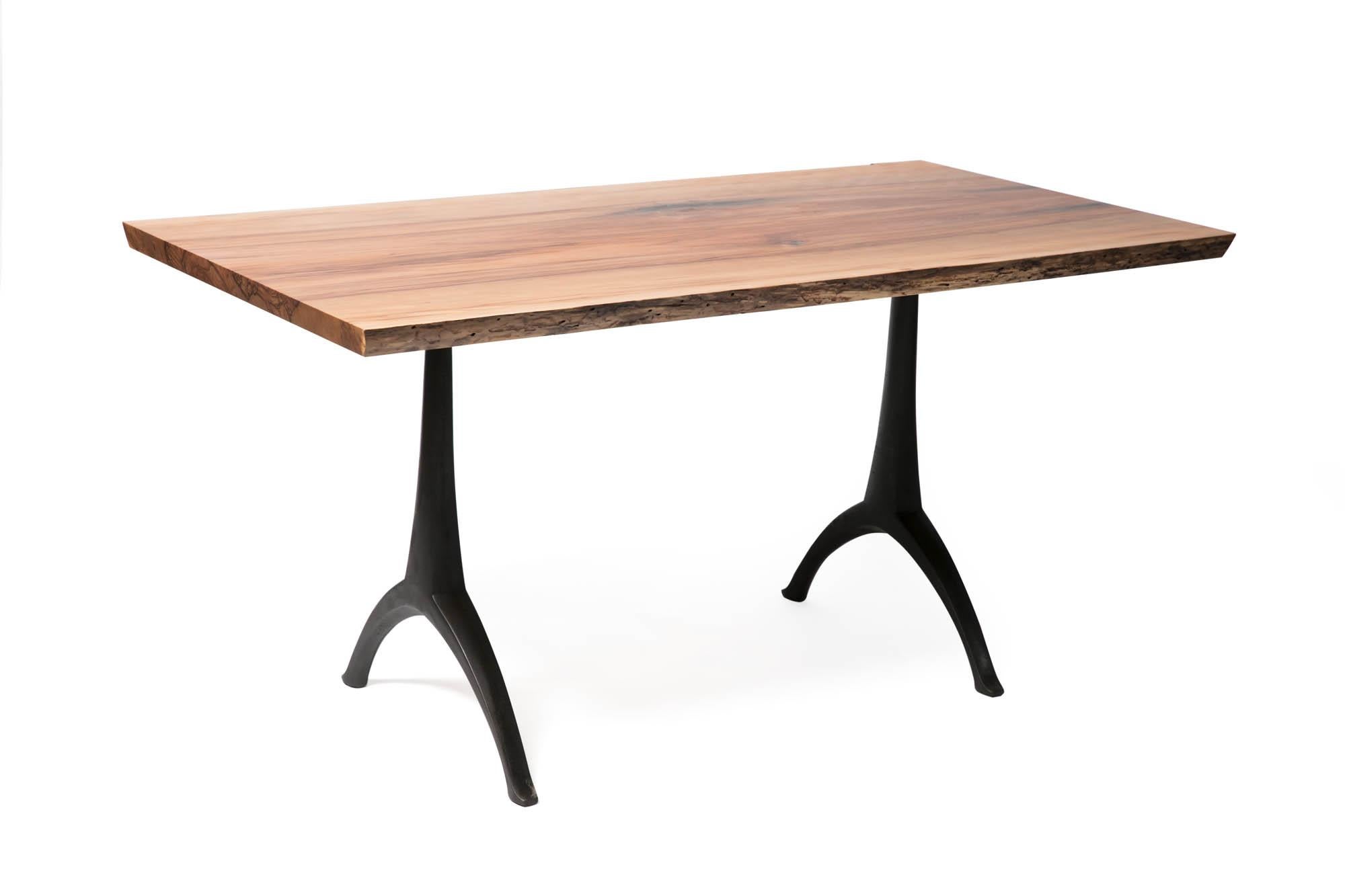 XXIe siècle et contemporain Table « Satin Walnut » à bord vif sur piédestal moulé à base en chevrons noirs en vente