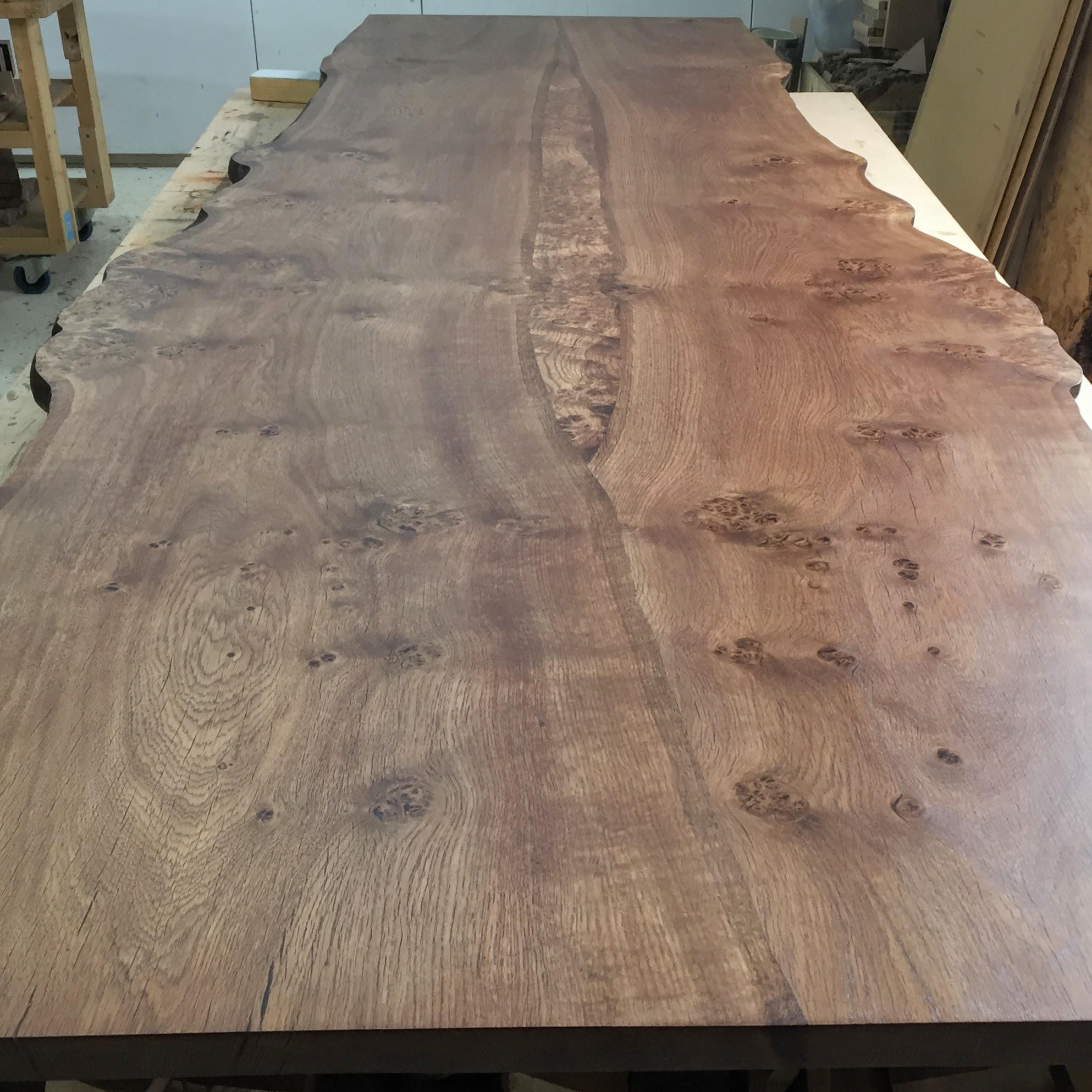 Book-matched English oak table by Jonathan Field. Bespoke. In New Condition For Sale In London, GB