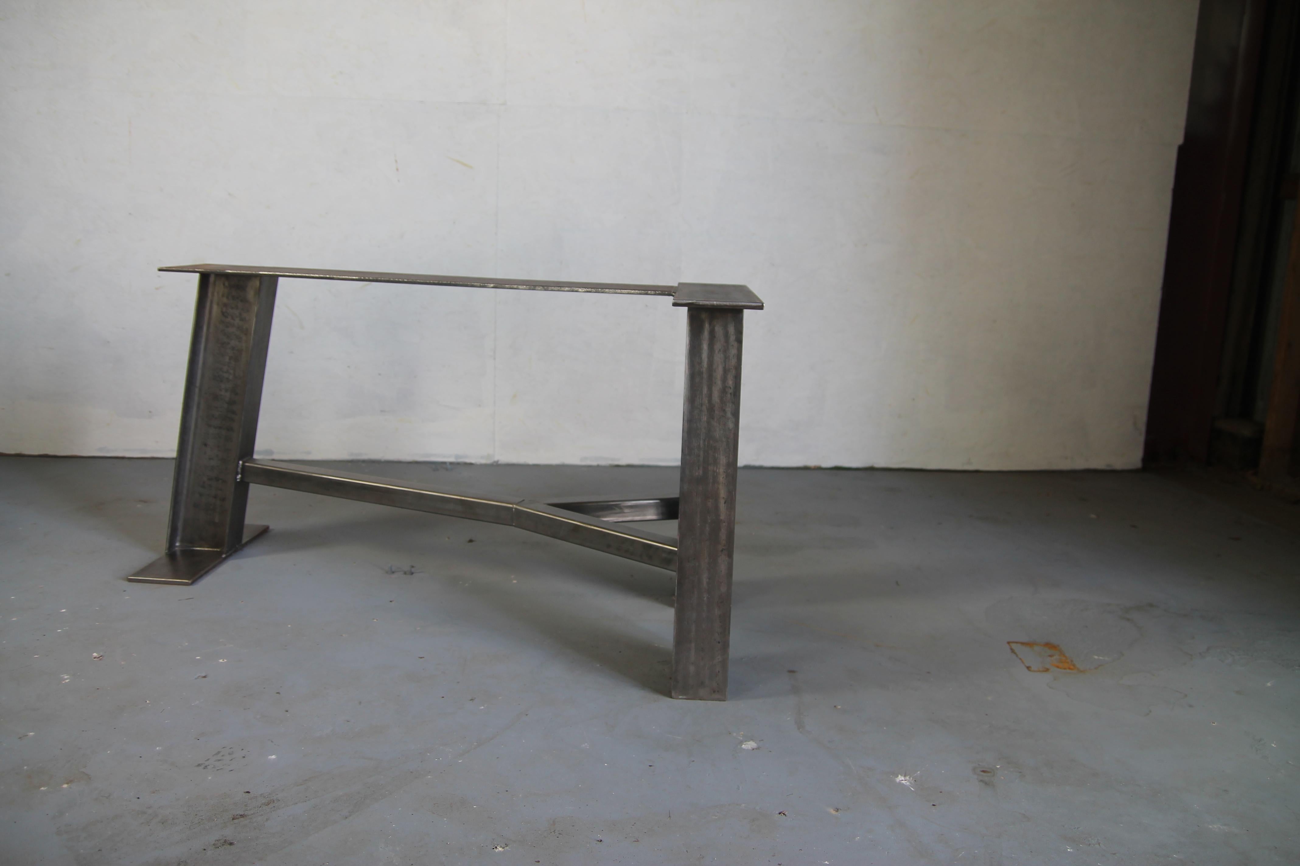 Américain Table Live Edge avec base en métal personnalisée à 3 pieds en vente