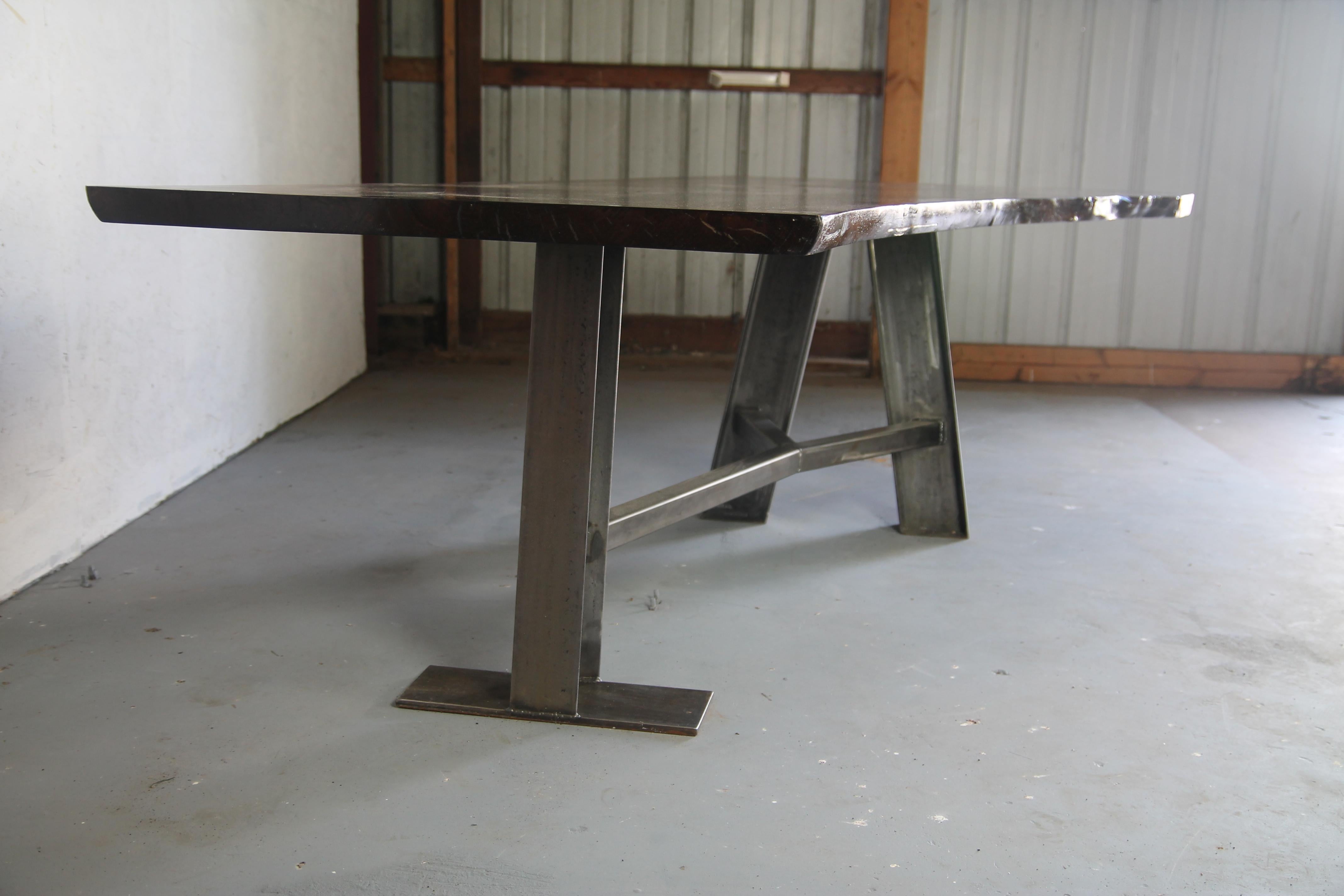 Table Live Edge avec base en métal personnalisée à 3 pieds Bon état - En vente à Asbury Park, NJ