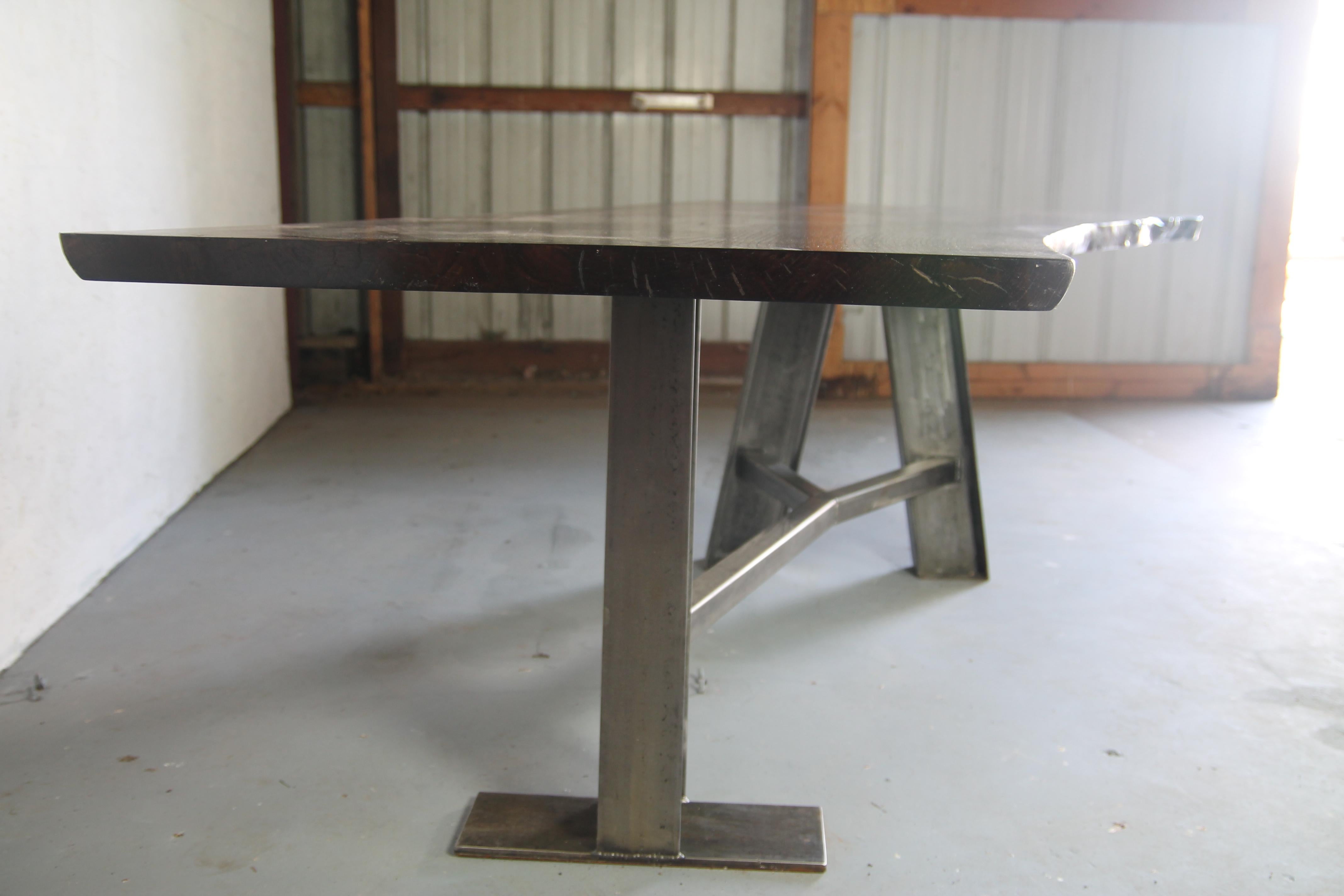 Table Live Edge avec base en métal personnalisée à 3 pieds en vente 1