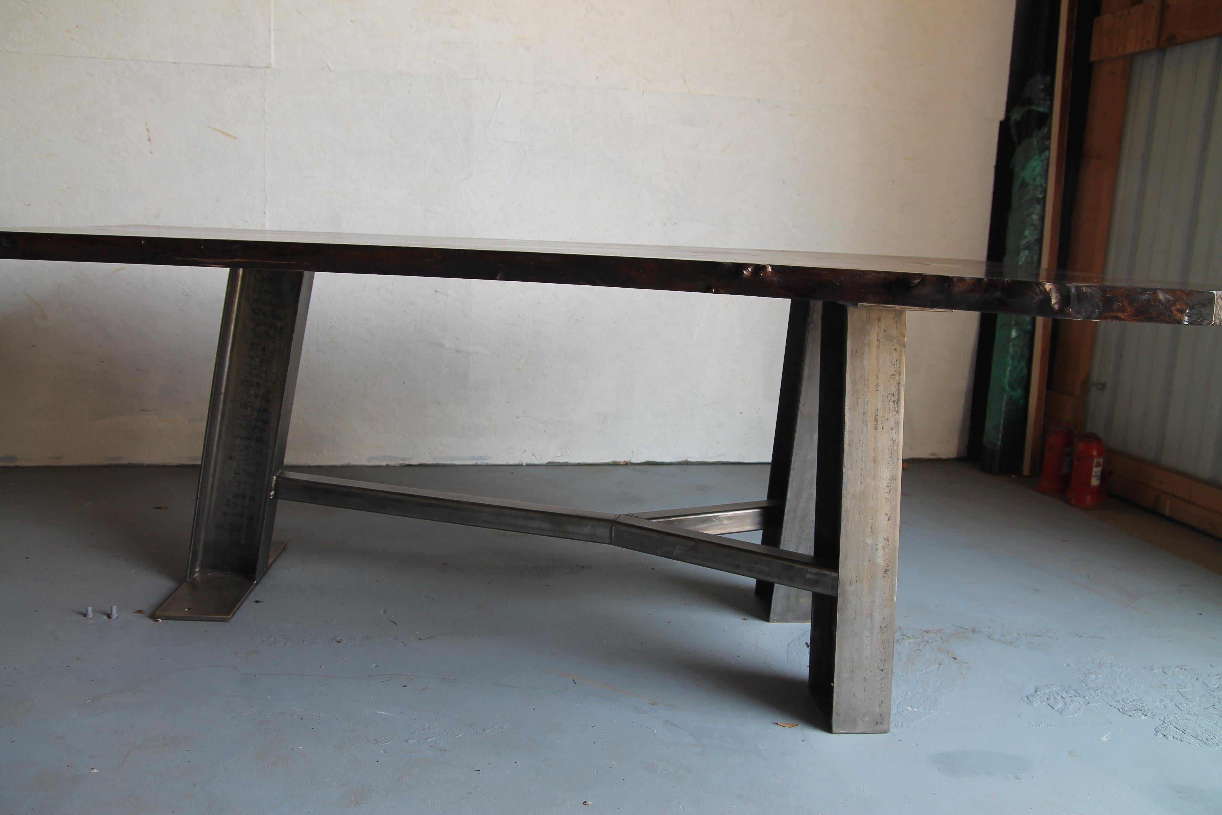 Table Live Edge avec base en métal personnalisée à 3 pieds en vente 2