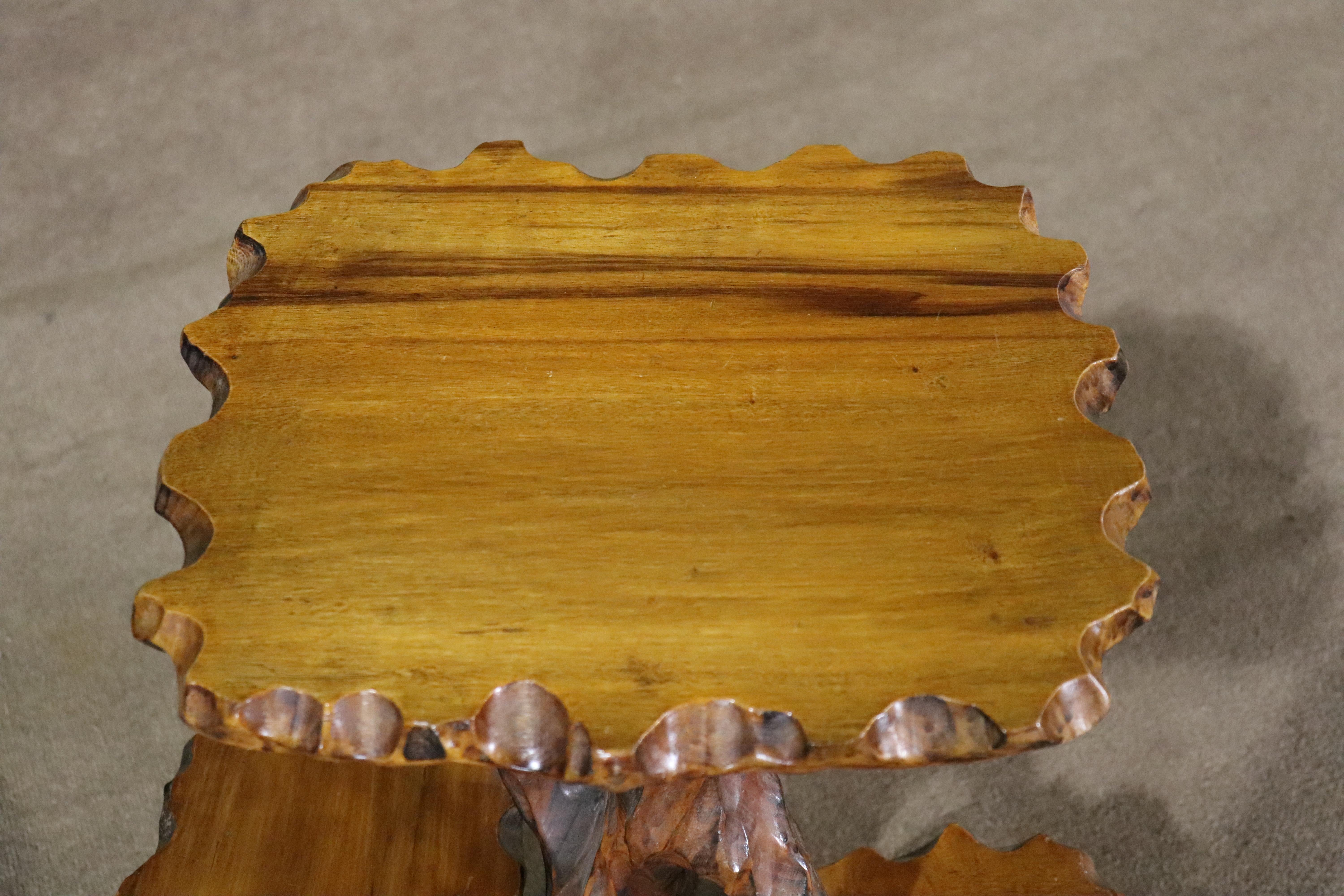 Rustikaler Tisch aus der Mitte des Jahrhunderts mit lebendigen Kanten. Drei Etagen ergeben einen tollen Pflanzenständer.
Bitte bestätigen Sie den Standort NY oder NJ