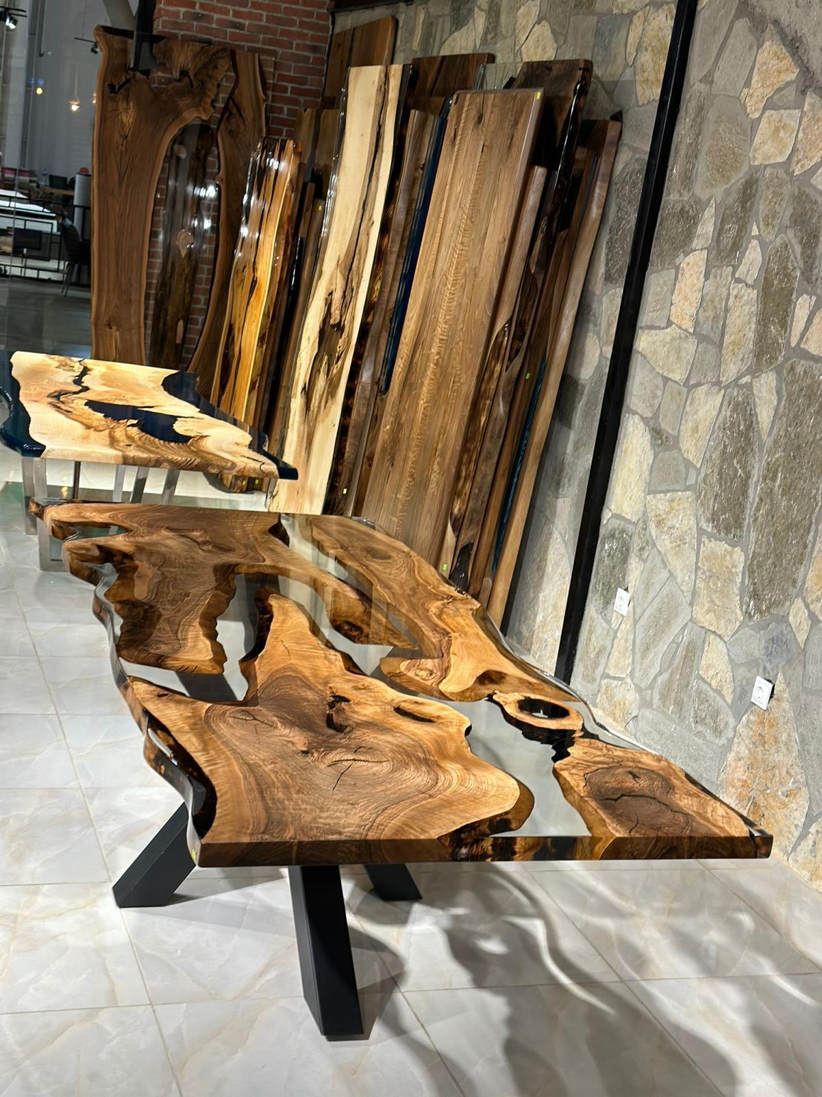Table de salle à manger ronde en noyer à bord vif sur mesure en résine époxy transparente 

Cette table est fabriquée en bois de noyer vieux de 500 ans. Les veines et la texture du bois décrivent l'aspect d'un bois de noyer naturel.
Elle peut être