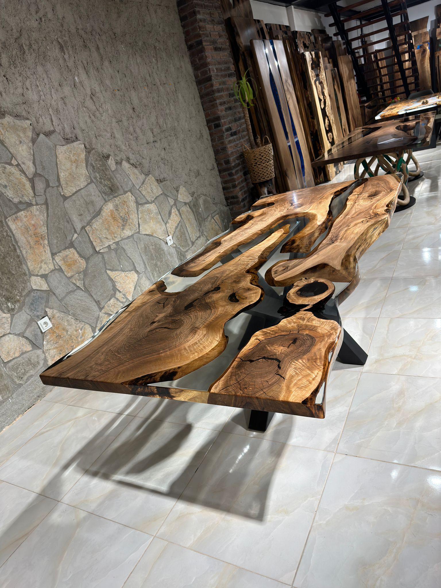 Arts and Crafts Table de salle à manger en bois moderne avec rebord en noyer clair et résine époxy en vente