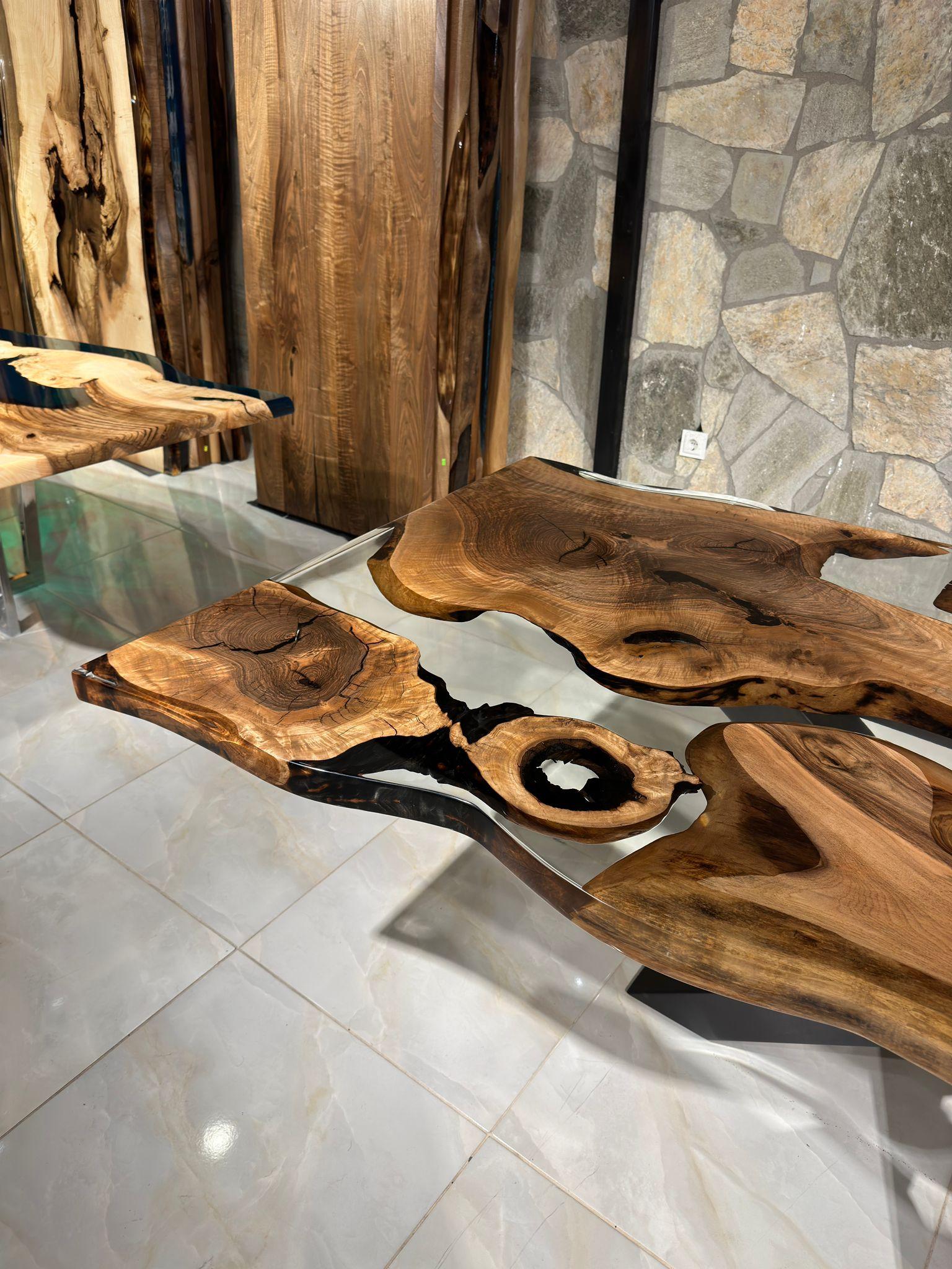 Turc Table de salle à manger en bois moderne avec rebord en noyer clair et résine époxy en vente
