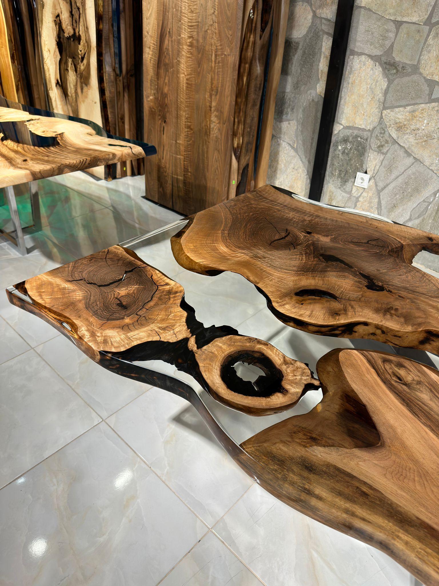 Soudé Table de salle à manger en bois moderne avec rebord en noyer clair et résine époxy en vente