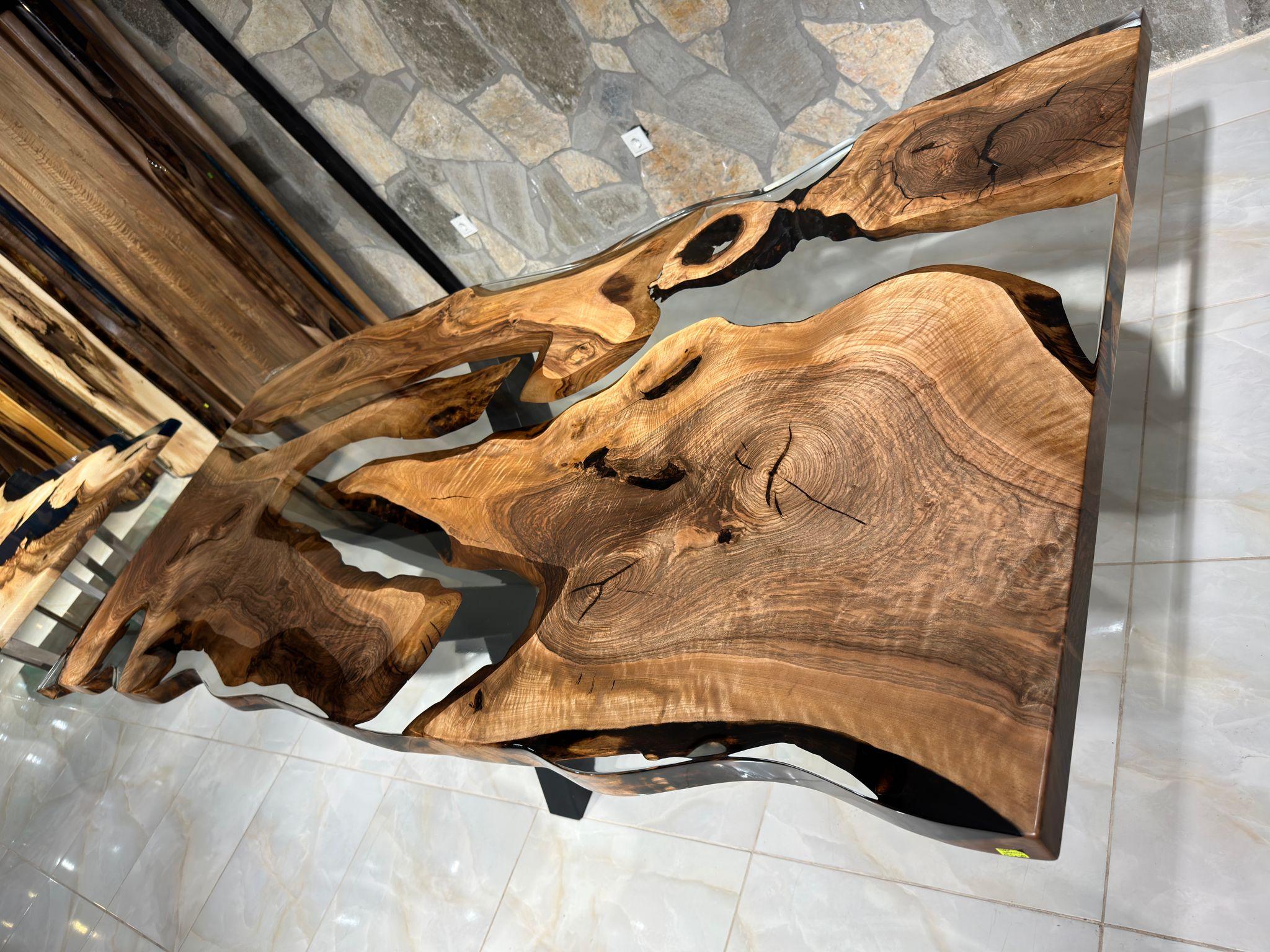XXIe siècle et contemporain Table de salle à manger en bois moderne avec rebord en noyer clair et résine époxy en vente