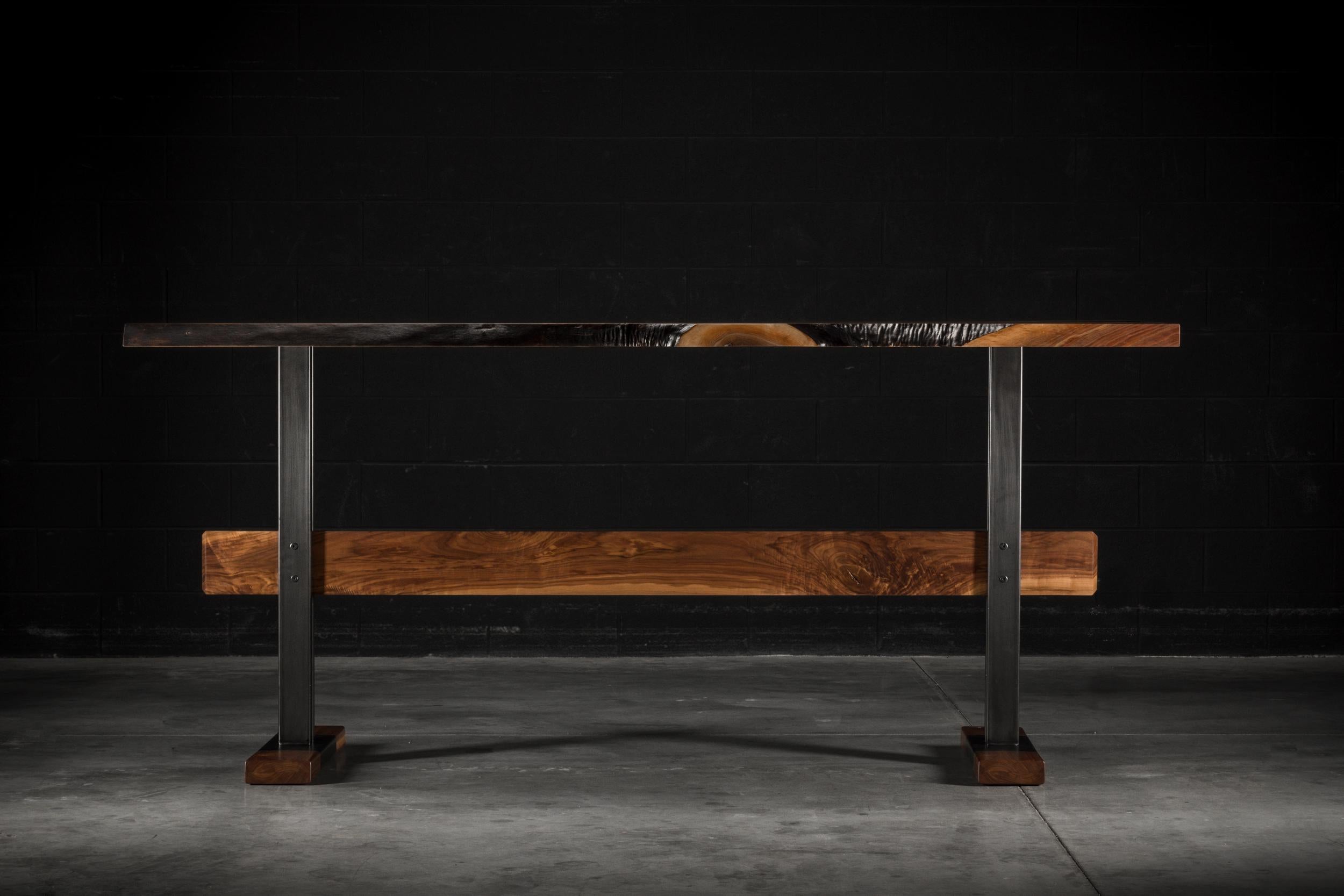 Konsolentisch aus Nussbaumholz mit naturfarbener Kante auf schwarzem Stahlsockel „Cadieux-Tisch“ im Angebot 2