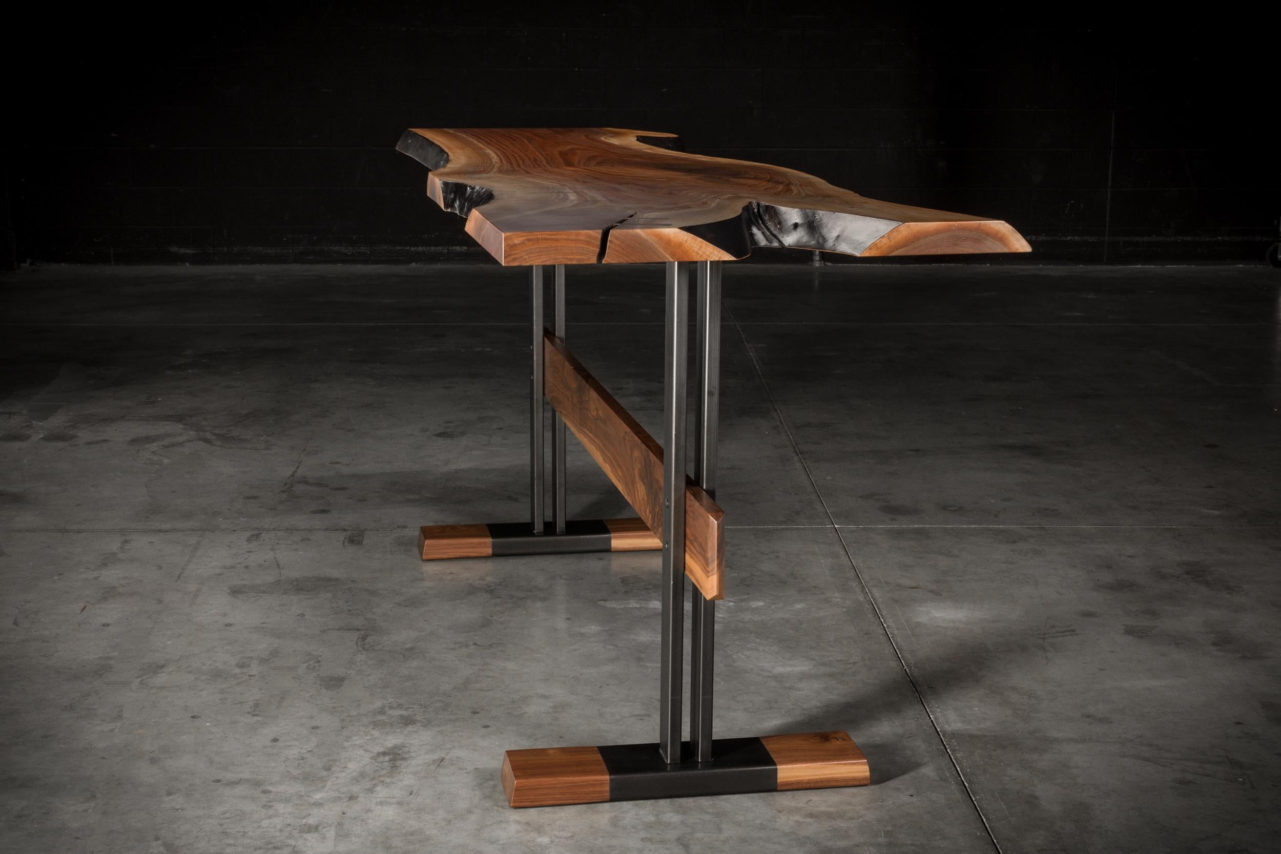 Konsolentisch aus Nussbaumholz mit naturfarbener Kante auf schwarzem Stahlsockel „Cadieux-Tisch“ (Metallarbeit) im Angebot