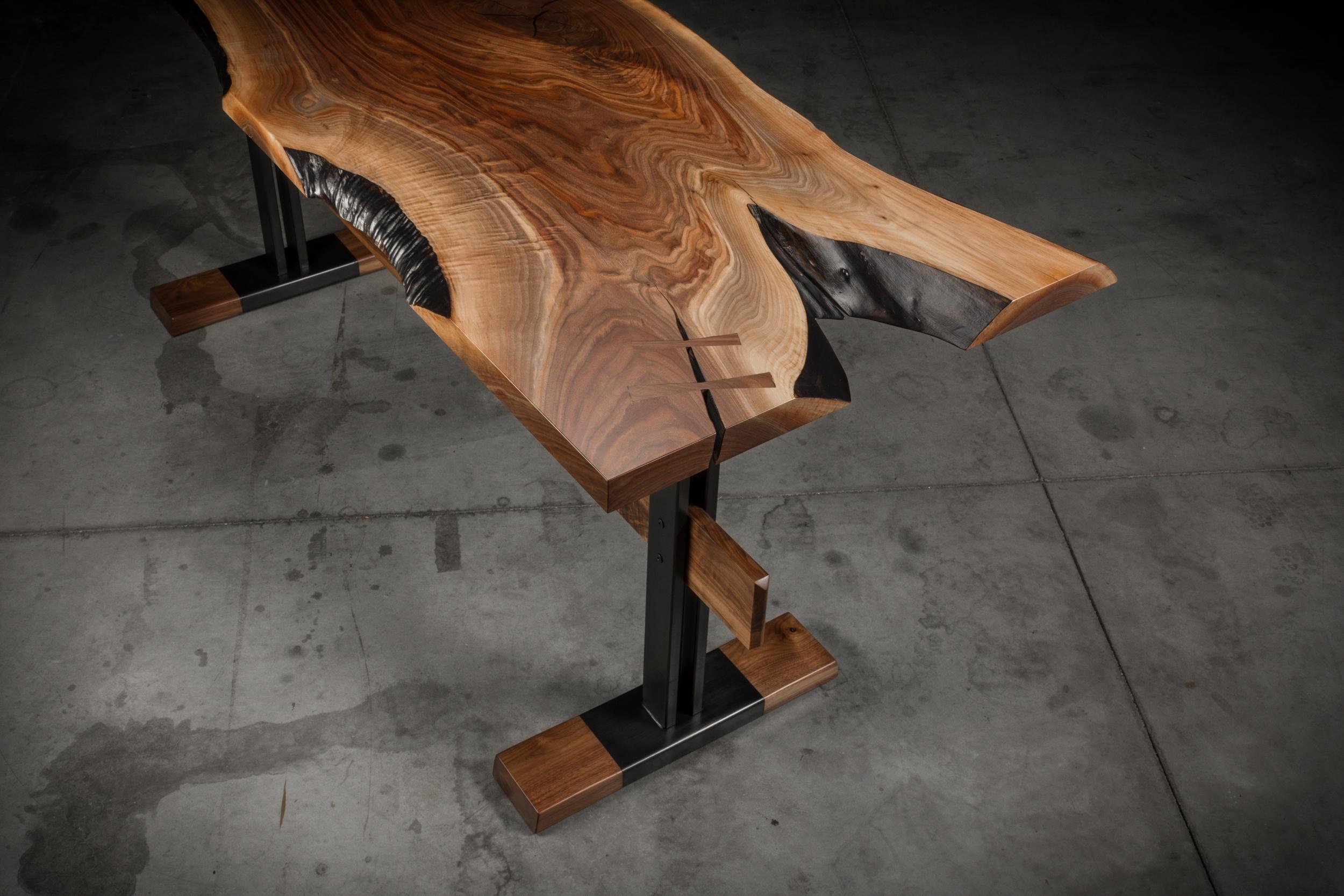 Konsolentisch aus Nussbaumholz mit naturfarbener Kante auf schwarzem Stahlsockel „Cadieux-Tisch“ im Angebot 1