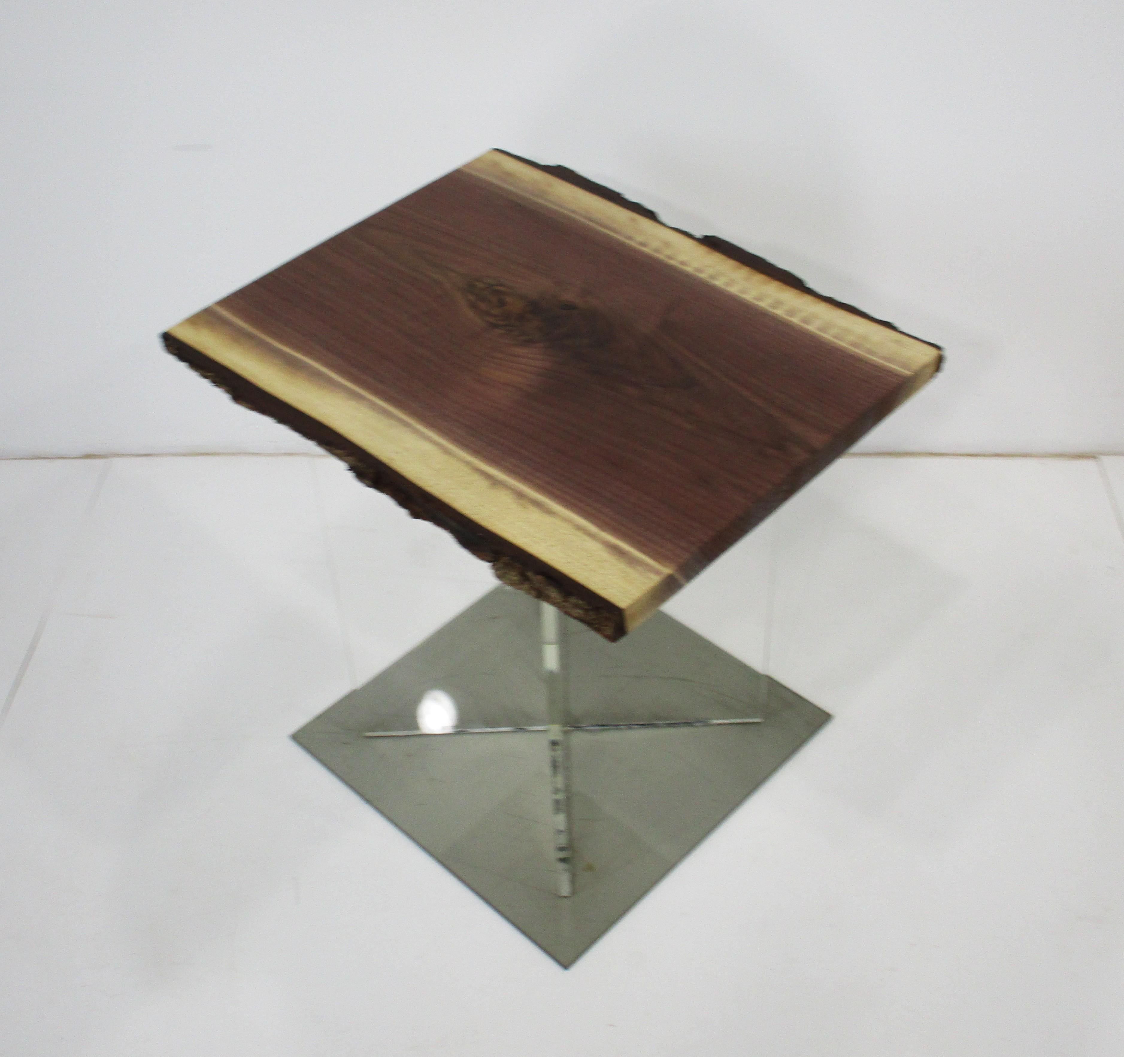 Tavolino in lucite con bordo vivo in noce in vendita 3