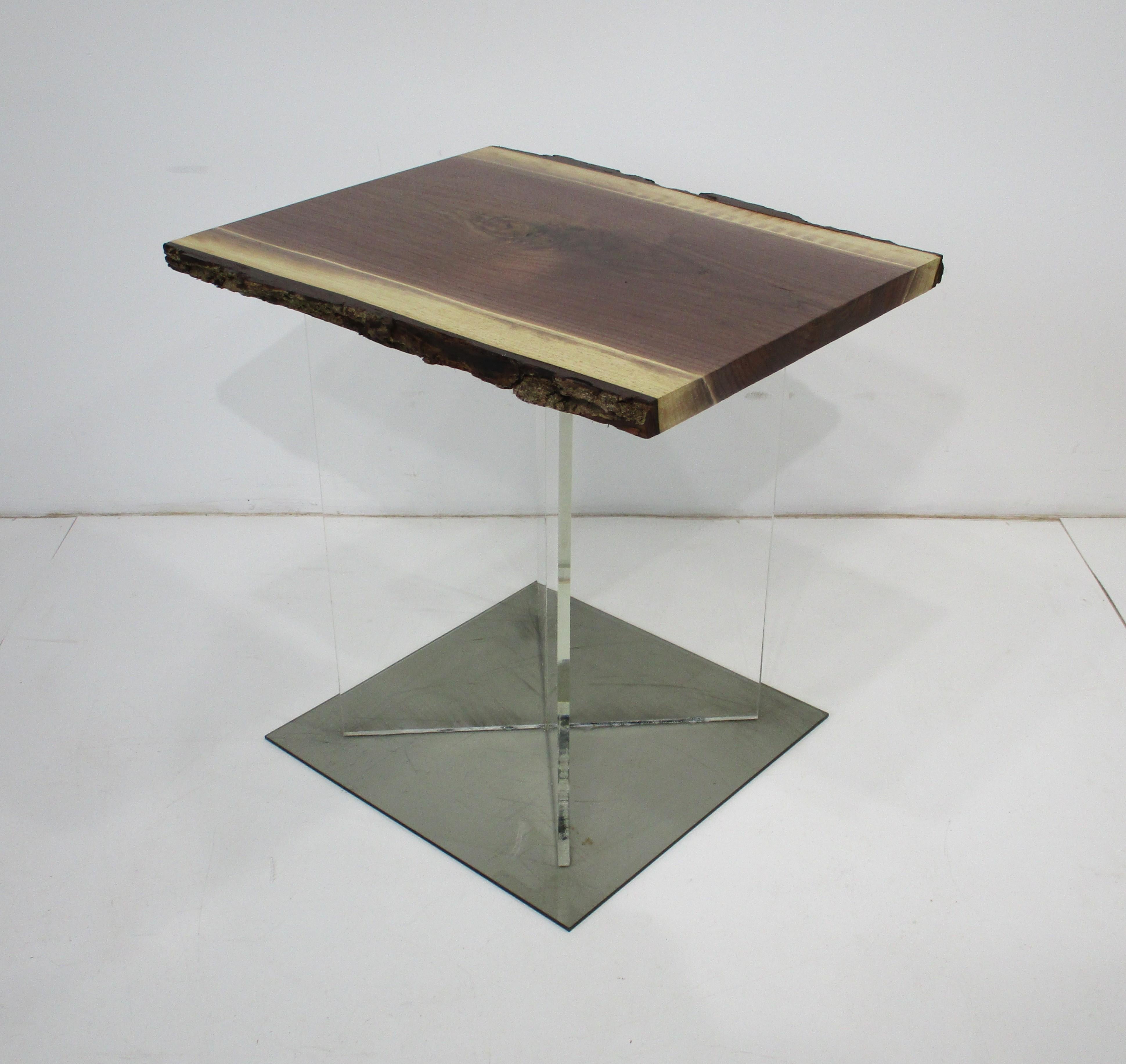 Tavolino in lucite con bordo vivo in noce in vendita 4