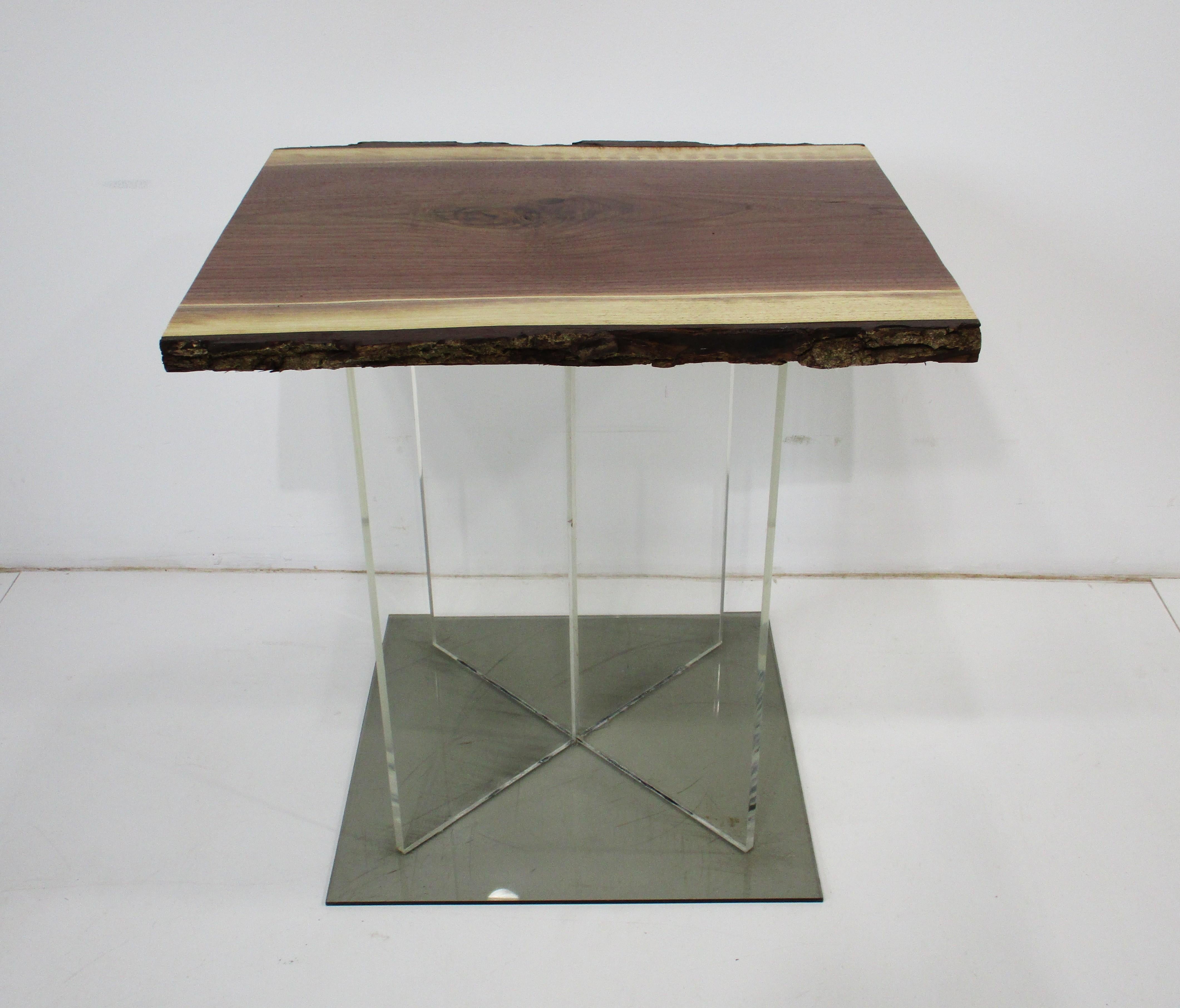 Tavolino con bordo in noce e base in lucite trasparente con fondo in lucite fumé. Un mix perfetto di legno naturale, natura ed estetica moderna alla maniera del Neal Smalls Design Group.    