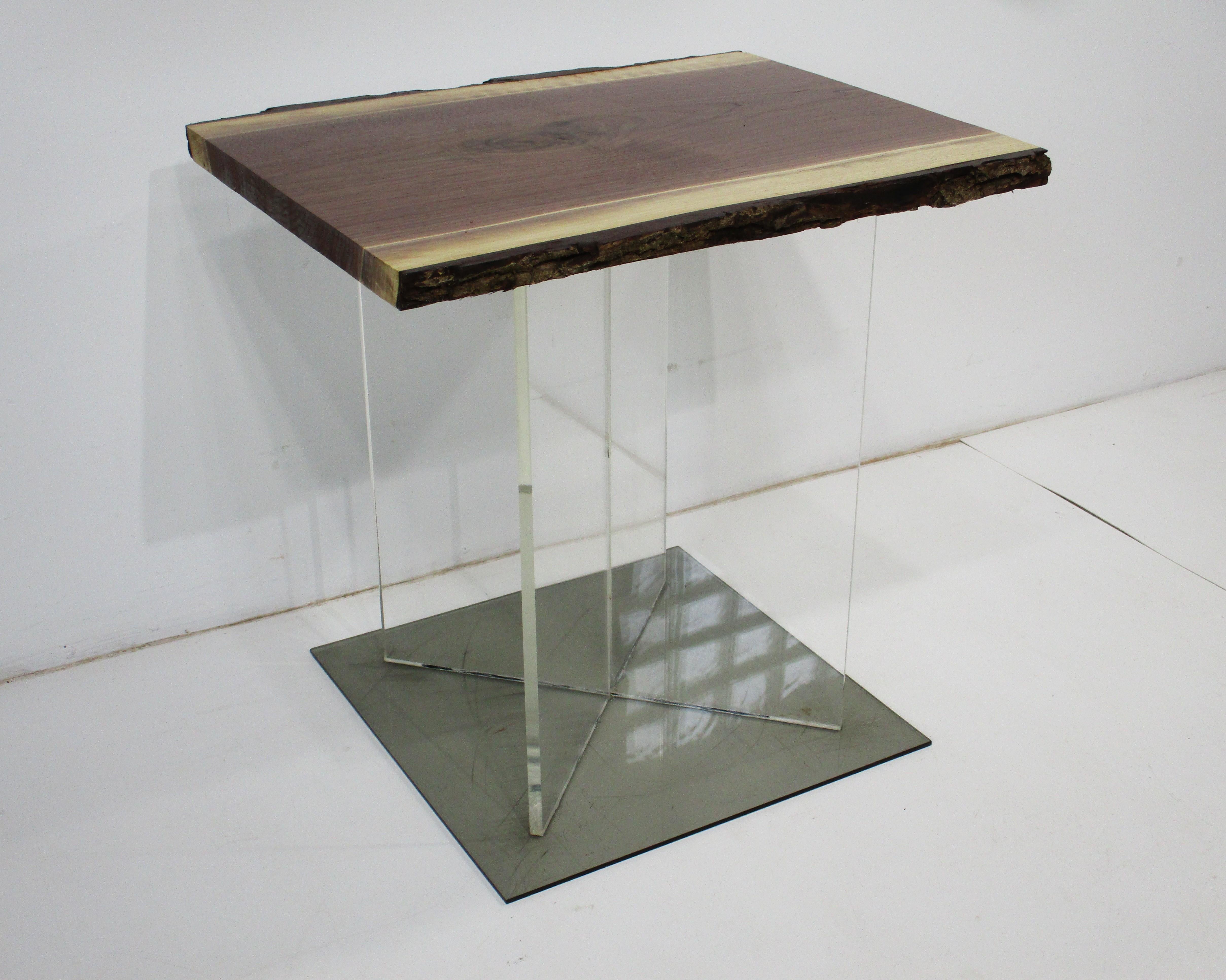 Organico moderno Tavolino in lucite con bordo vivo in noce in vendita