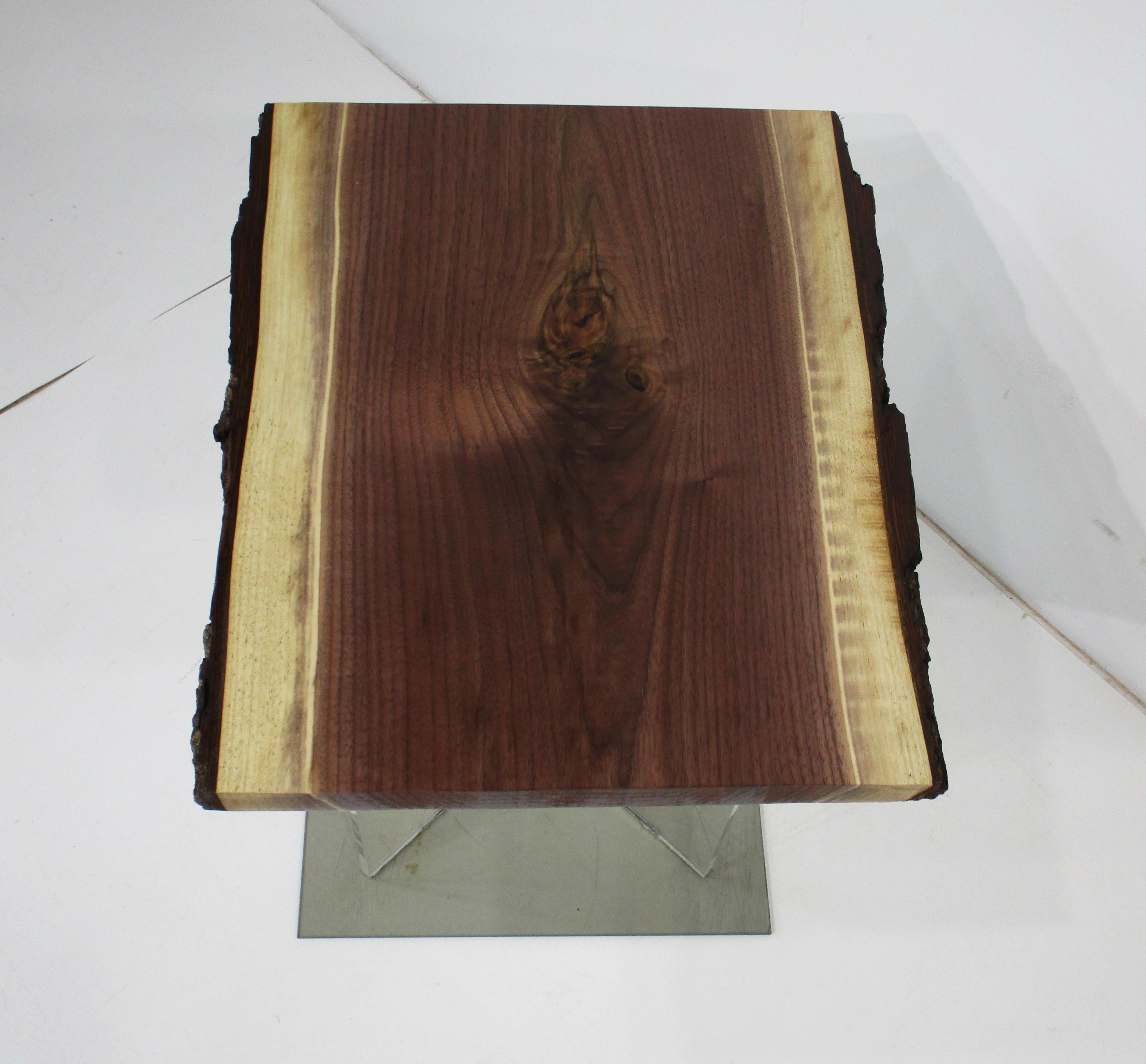 XX secolo Tavolino in lucite con bordo vivo in noce in vendita