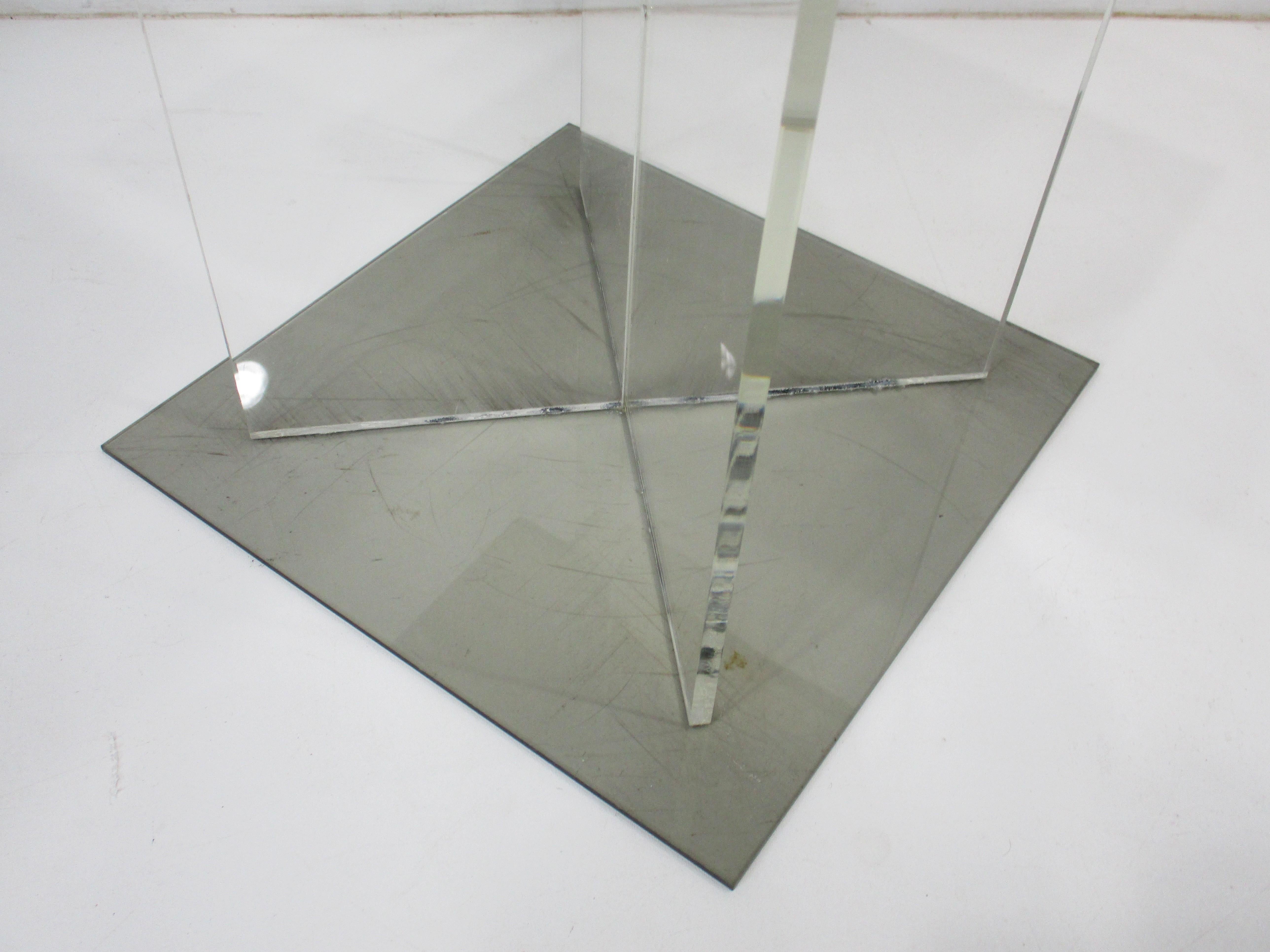 Lucite Tavolino in lucite con bordo vivo in noce in vendita