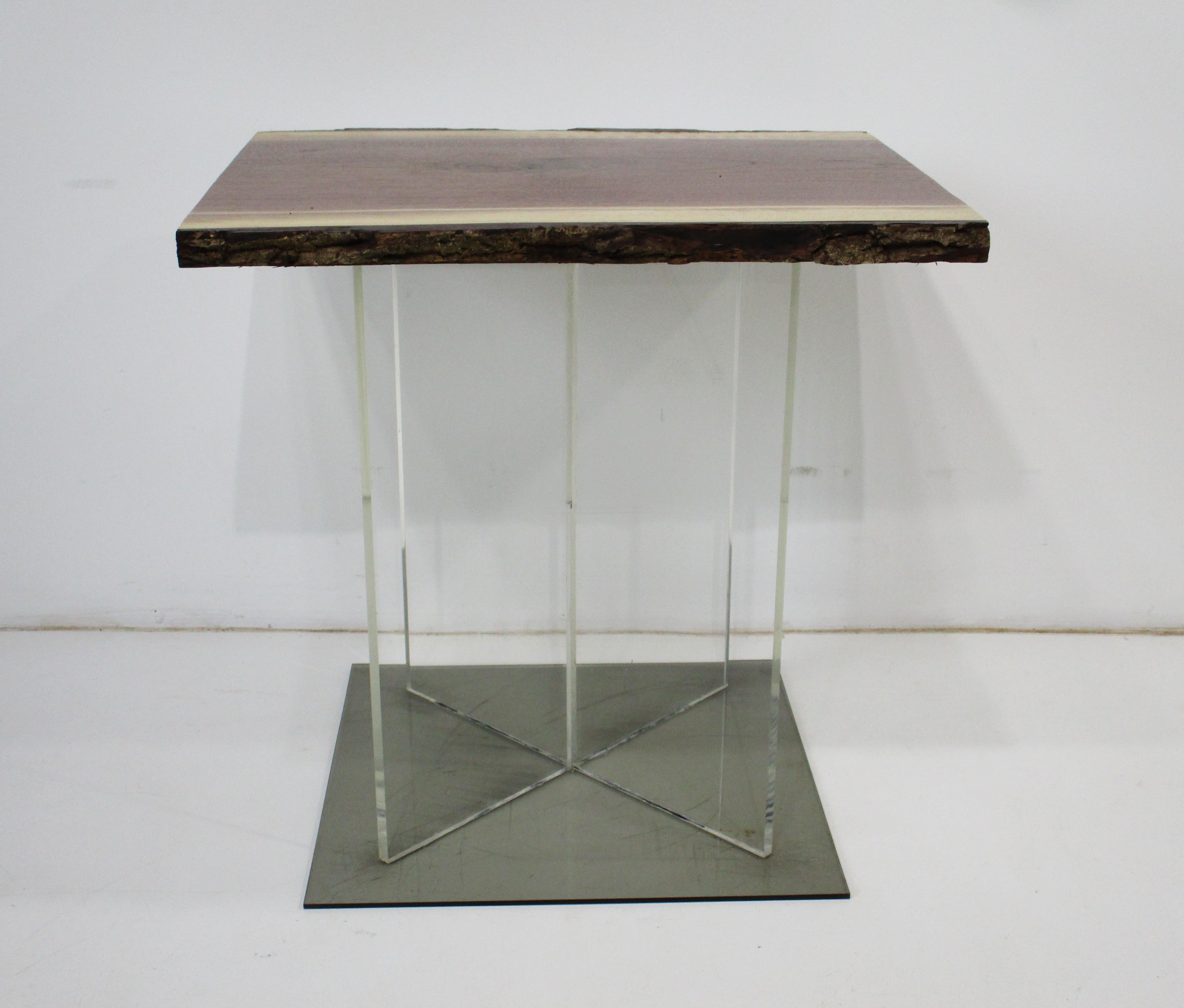 Tavolino in lucite con bordo vivo in noce in vendita 2