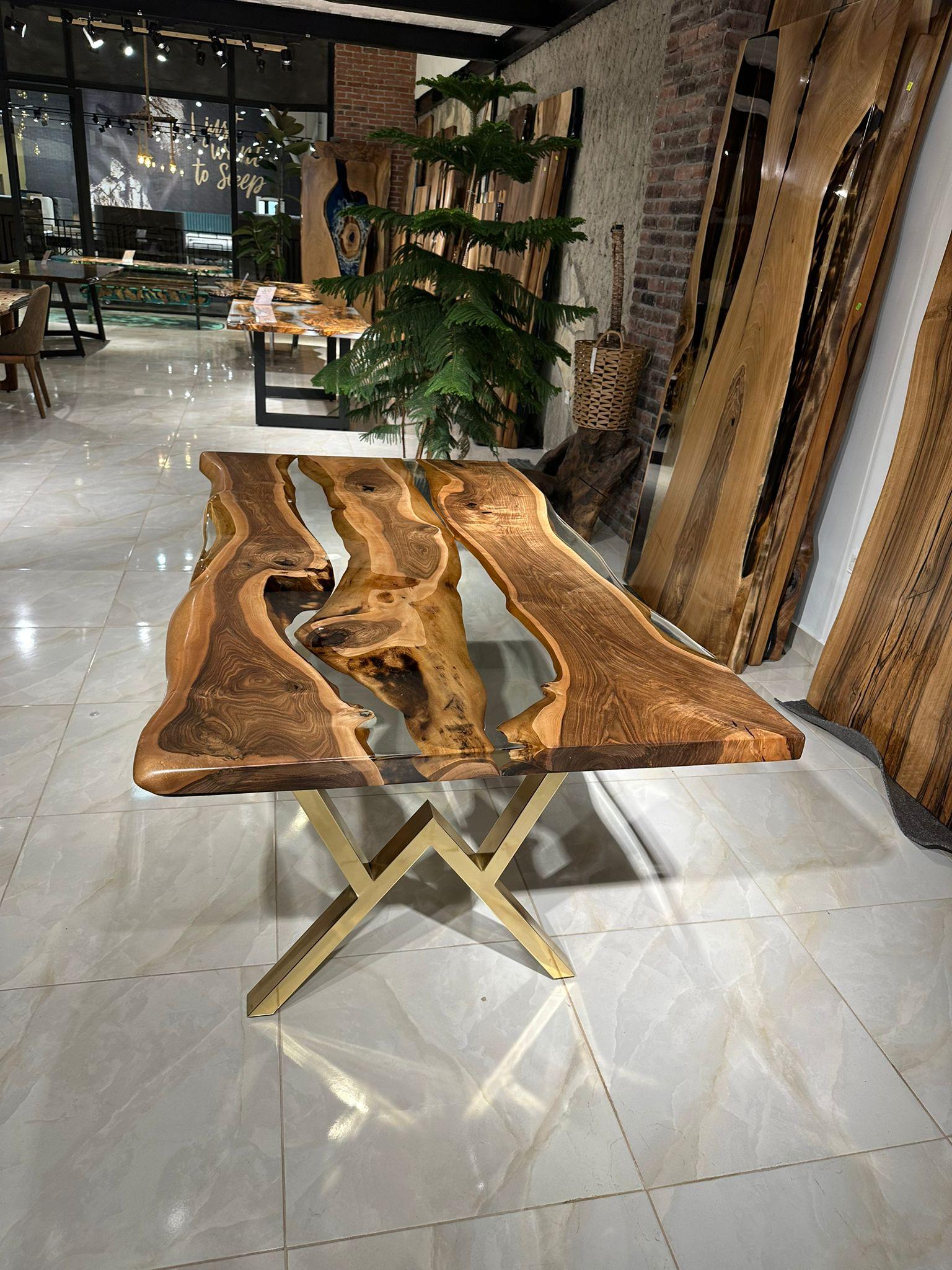 Schwarzer Nussbaum Ultra Clear Epoxidharz Esstisch 

Dieser Tisch ist aus 500 Jahre altem Walnussholz gefertigt. Die Maserung und die Struktur des Holzes beschreiben, wie ein natürliches Walnussholz aussieht.
Er kann als Esstisch oder als
