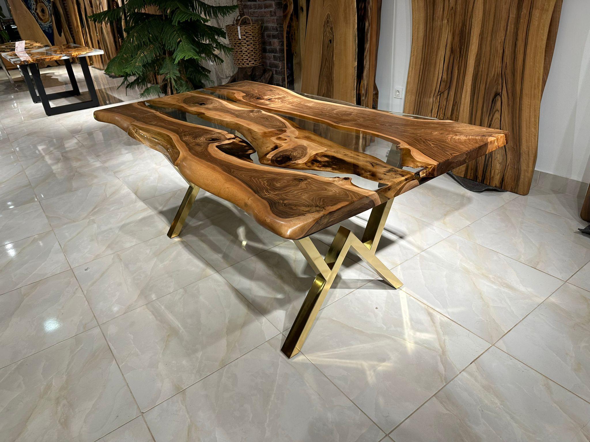 Arts and Crafts Table en bois sur mesure Live Edge Walnut Roots Modernity Resin en vente