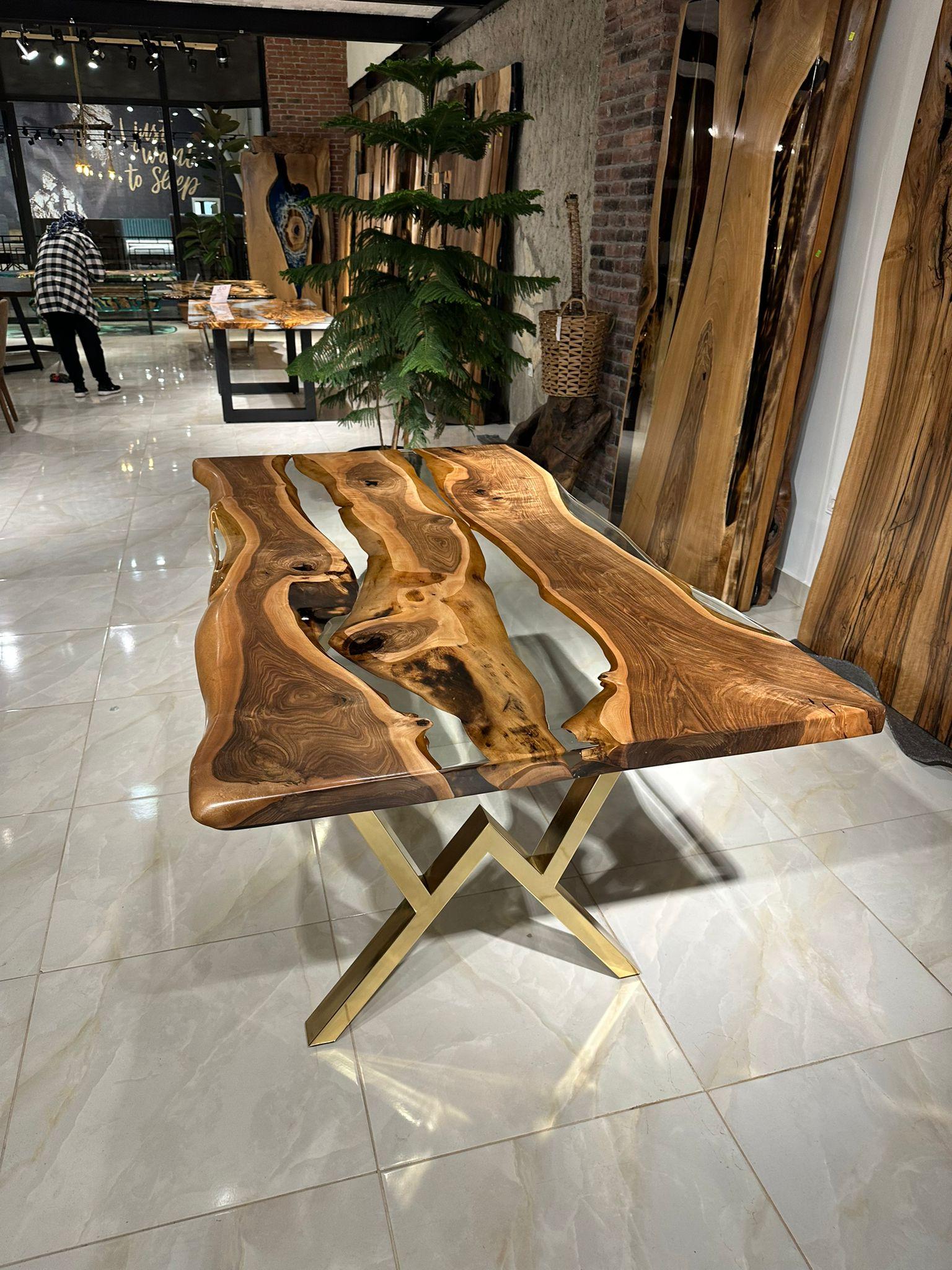 Turc Table en bois sur mesure Live Edge Walnut Roots Modernity Resin en vente