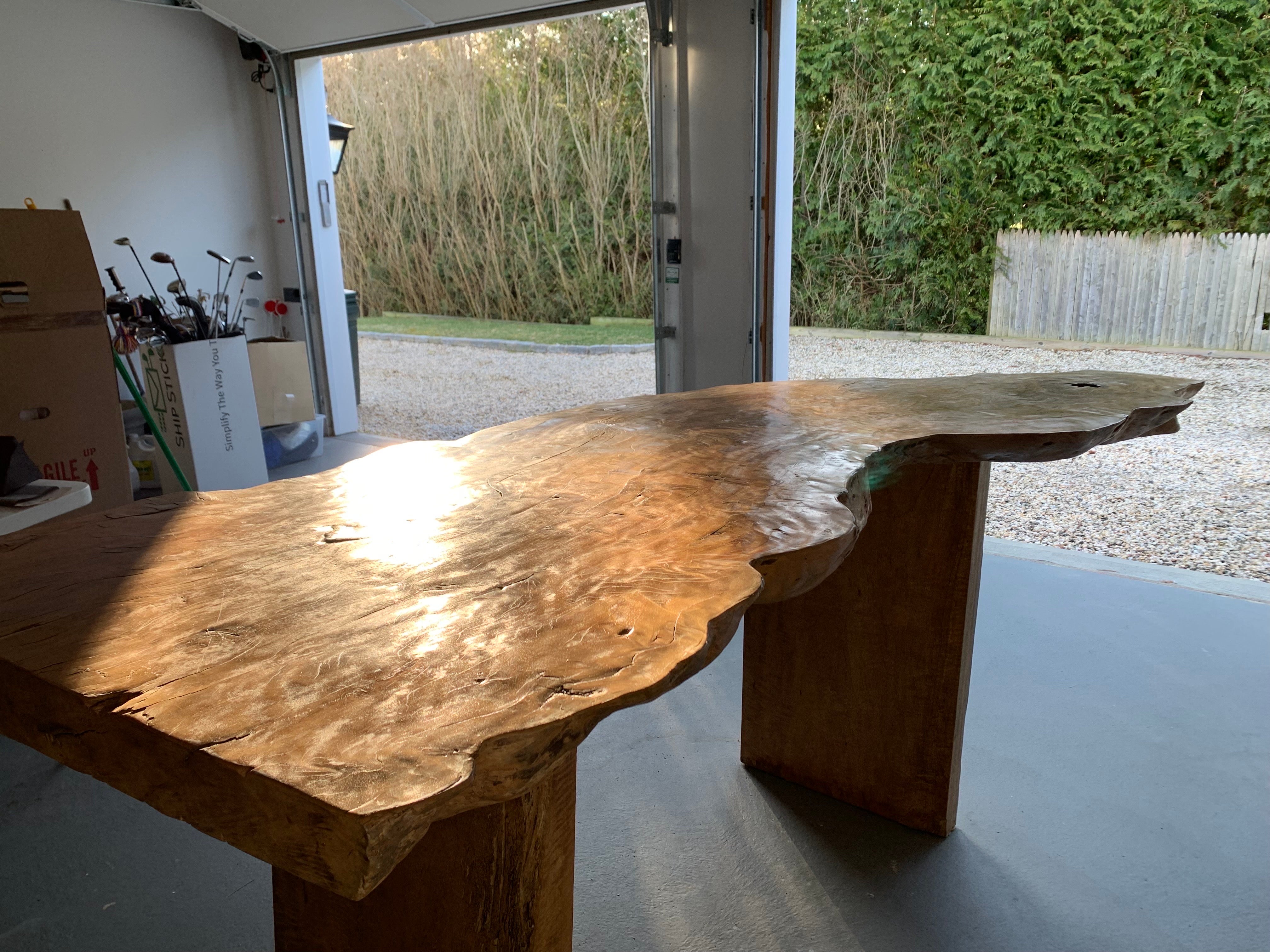Live Edge Bar-/Esstisch aus Nussbaumplatte (amerikanisch) im Angebot