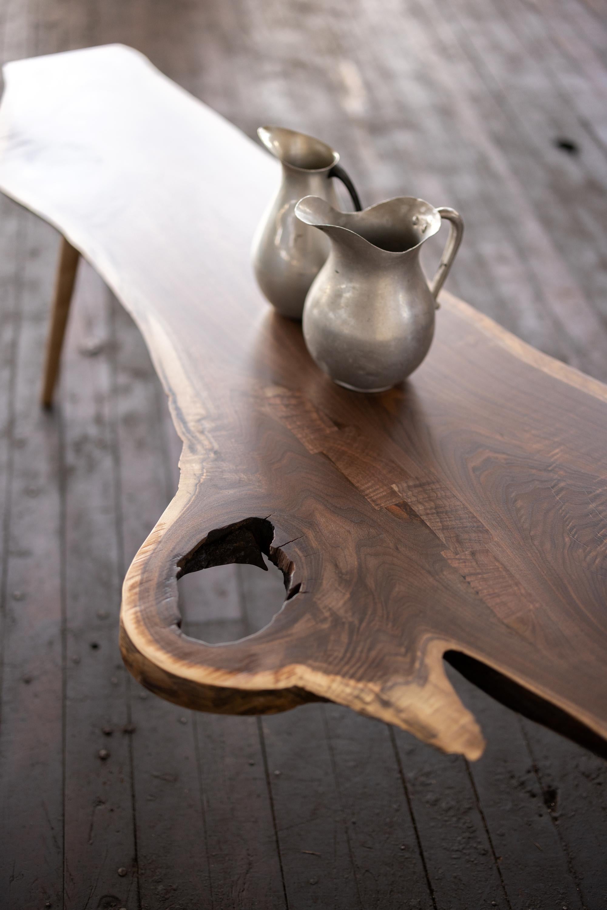 Tische aus Live Edge-Nussbaumplatten haben eine einzigartige und natürliche Ästhetik, die sie zum Mittelpunkt eines Wohnzimmers machen können. Die schlanken Ahornbeine sind auf der Drehbank handgedreht. Benannt nach dem Fluss Cahaba, werden die