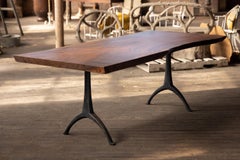 Tavolo Live Edge in noce con base a piedistallo in acciaio nero di Alabama Sawyer