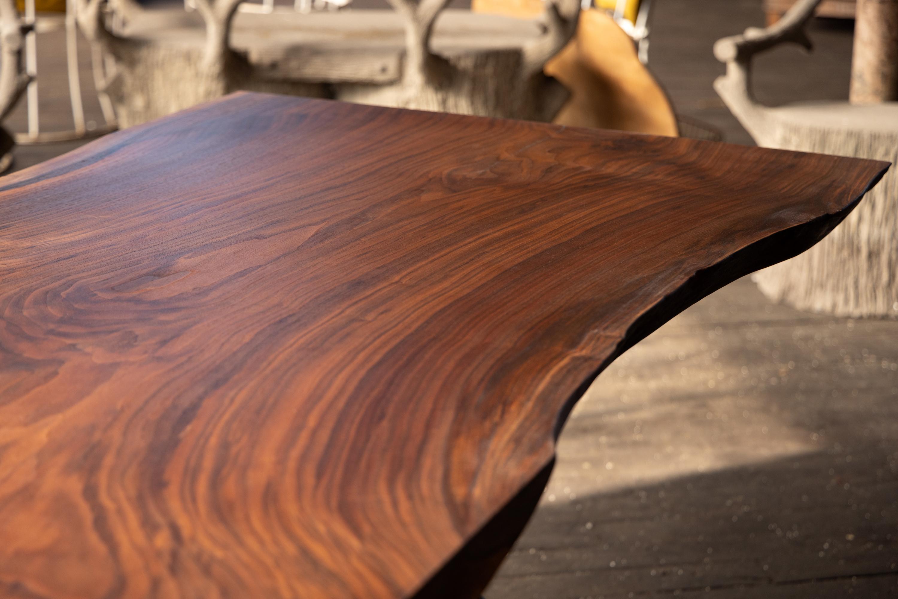 American Craftsman Table en noyer à bord vif moulé à la main et base à piédestal en acier noir par Alabama Sawyer en vente