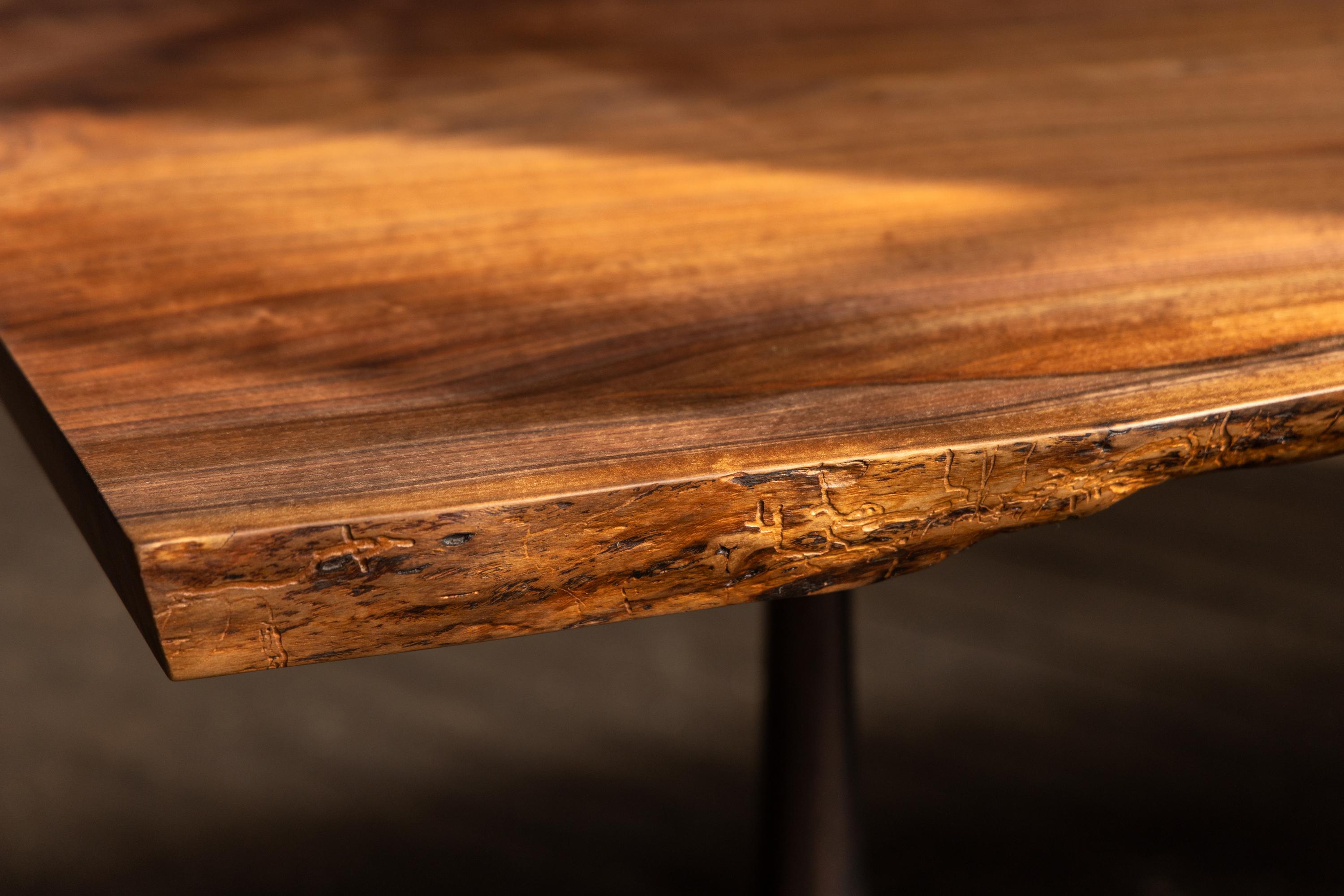Tisch aus Nussbaumholz mit naturbelassenem Rand und handgegossenem Sockel aus schwarzem Stahl von Alabama Sawyer (amerikanisch) im Angebot