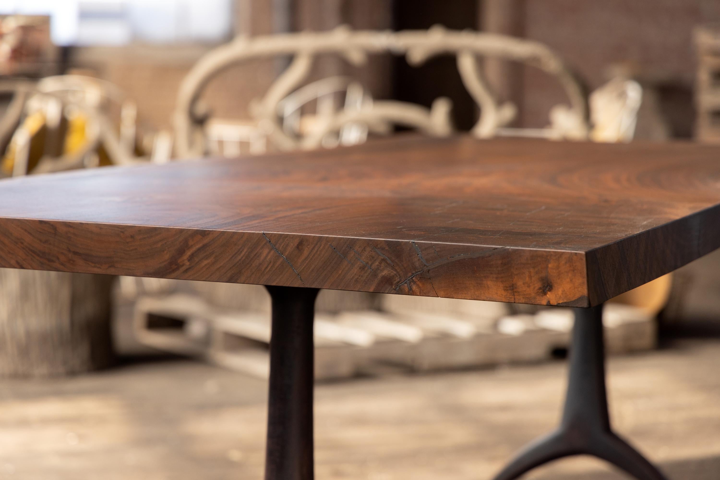 Tisch aus Nussbaumholz mit naturbelassenem Rand und handgegossenem Sockel aus schwarzem Stahl von Alabama Sawyer (Gegossen) im Angebot