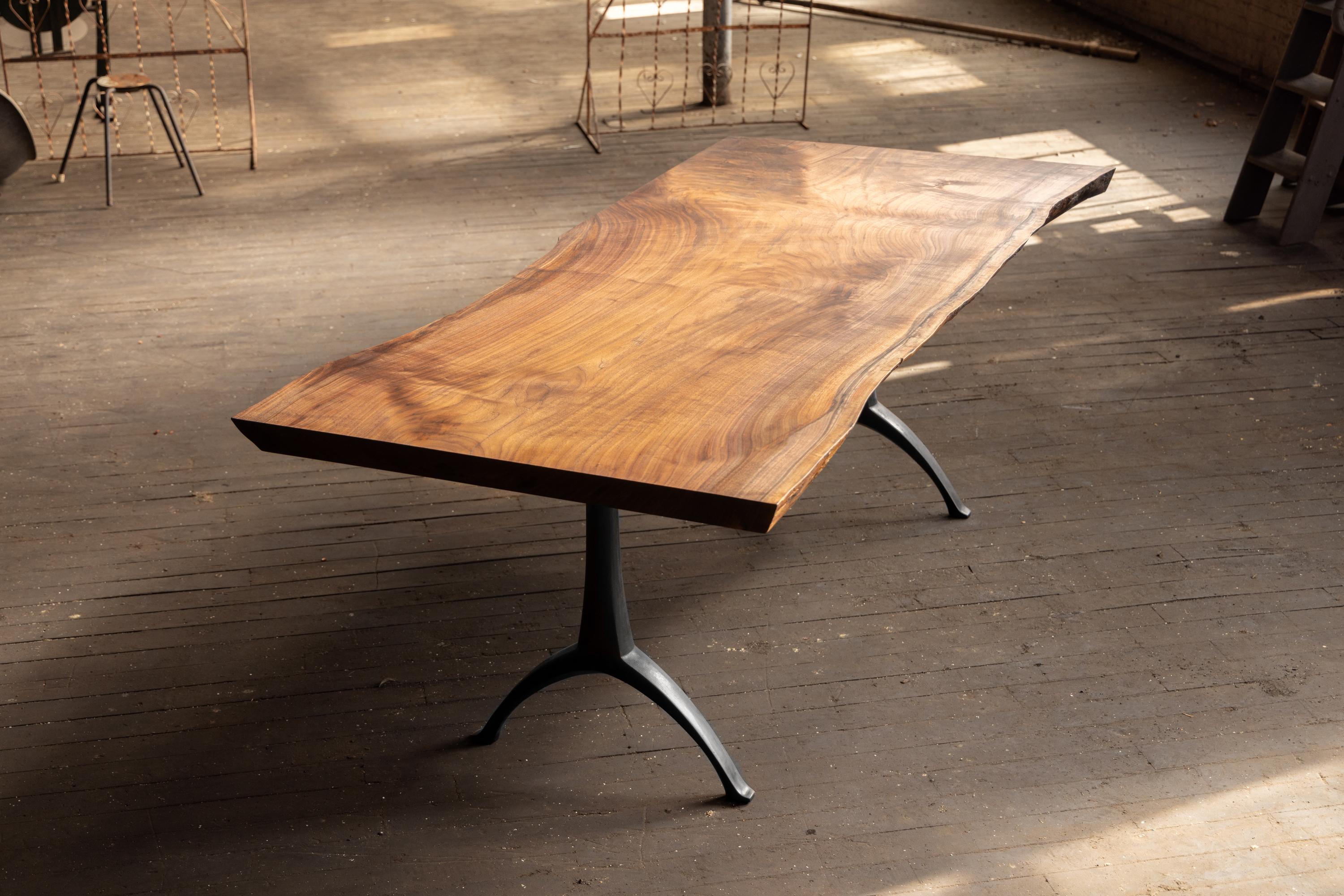 Tisch aus Nussbaumholz mit naturbelassenem Rand und handgegossenem Sockel aus schwarzem Stahl von Alabama Sawyer (Eisen) im Angebot