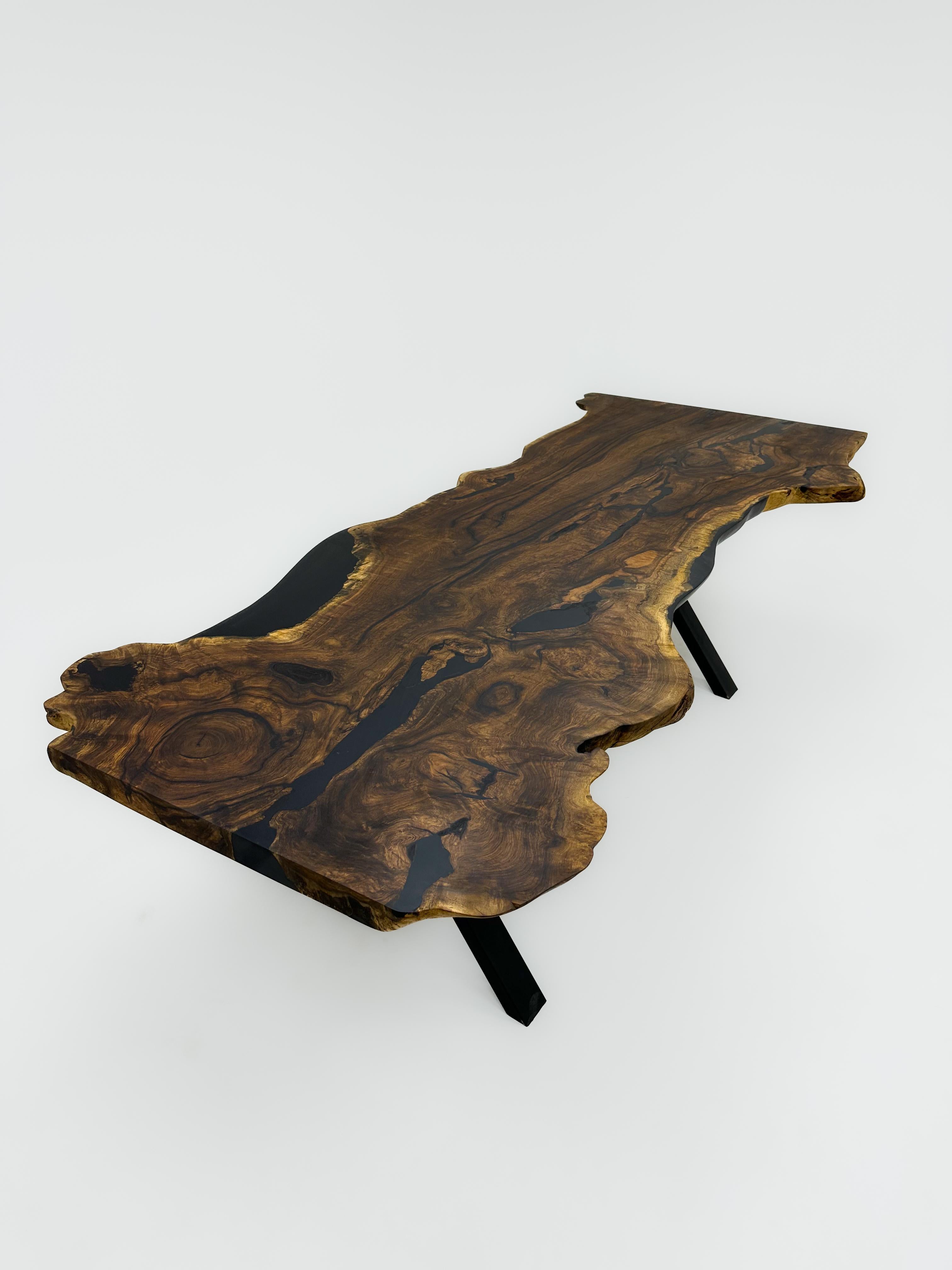 Massive One Piece Slab Live Edge Walnut Wood Dining Table In New Condition For Sale In İnegöl, TR