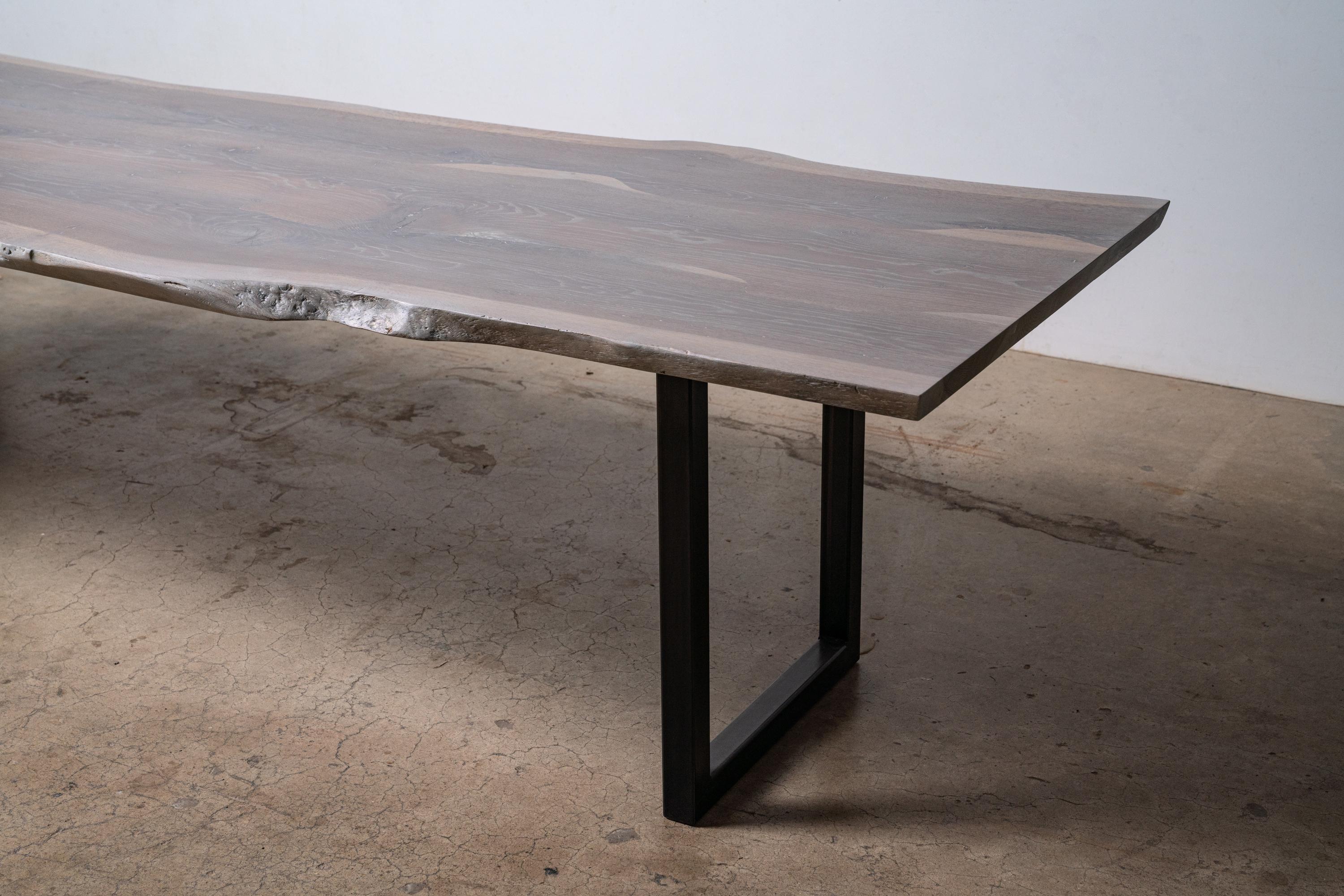 Tisch aus weißer Eiche mit naturfarbener Kante und grauer Oberfläche auf modernem schwarzem Stahlsockel im Angebot 5