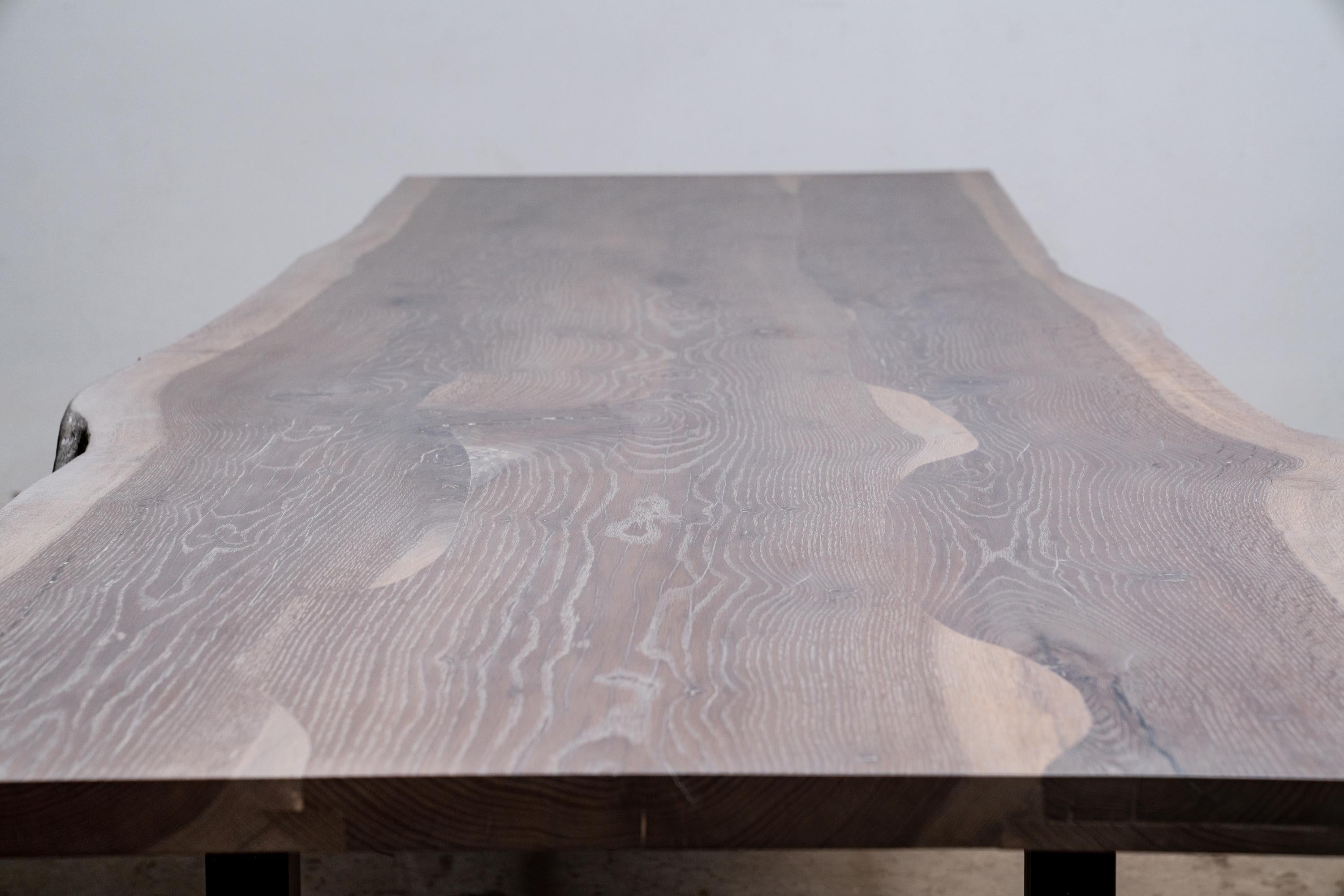 Tisch aus weißer Eiche mit naturfarbener Kante und grauer Oberfläche auf modernem schwarzem Stahlsockel (American Arts and Crafts) im Angebot