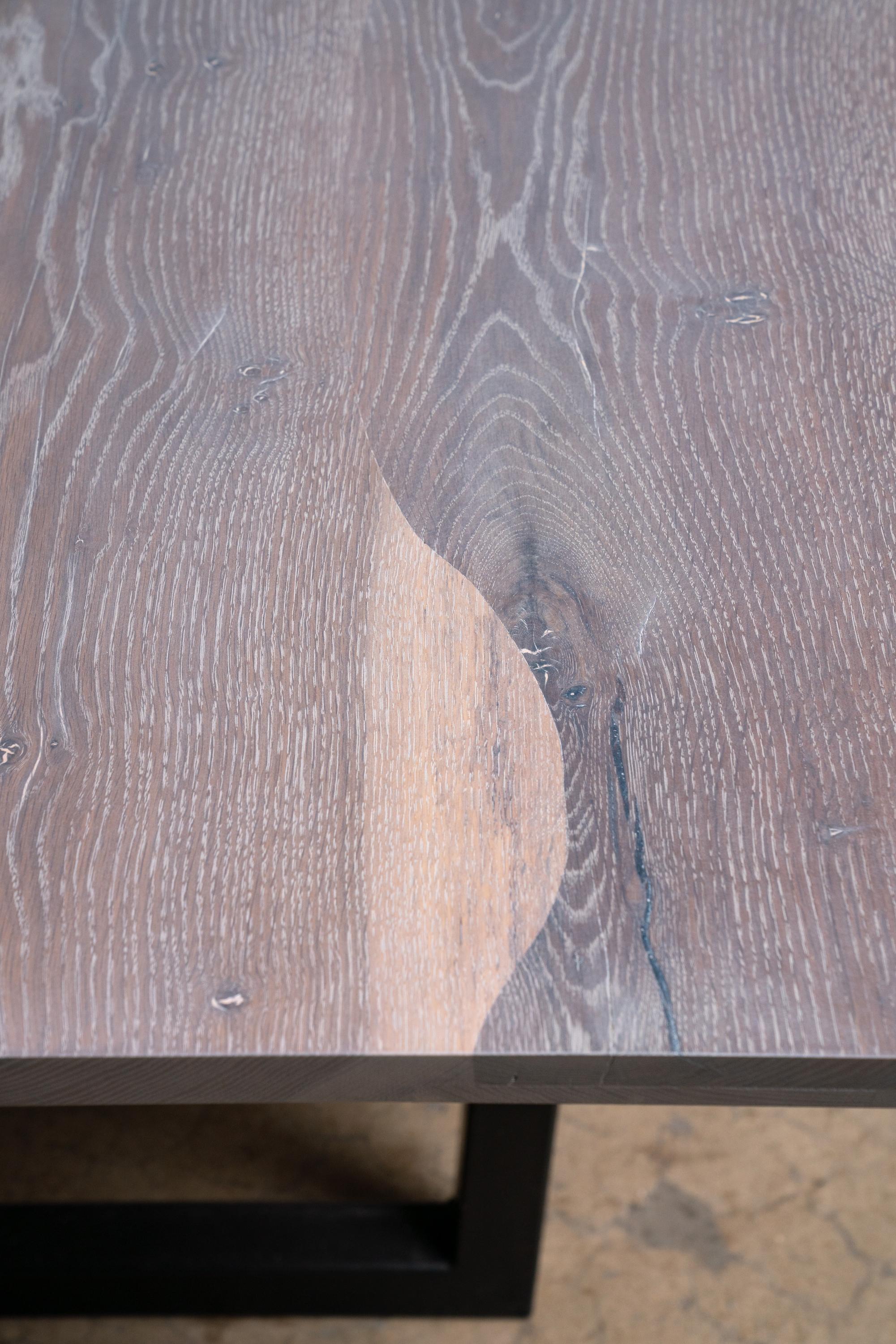 Américain Table en chêne blanc à bords naturels, finition grise sur base carrée en acier noir moderne en vente
