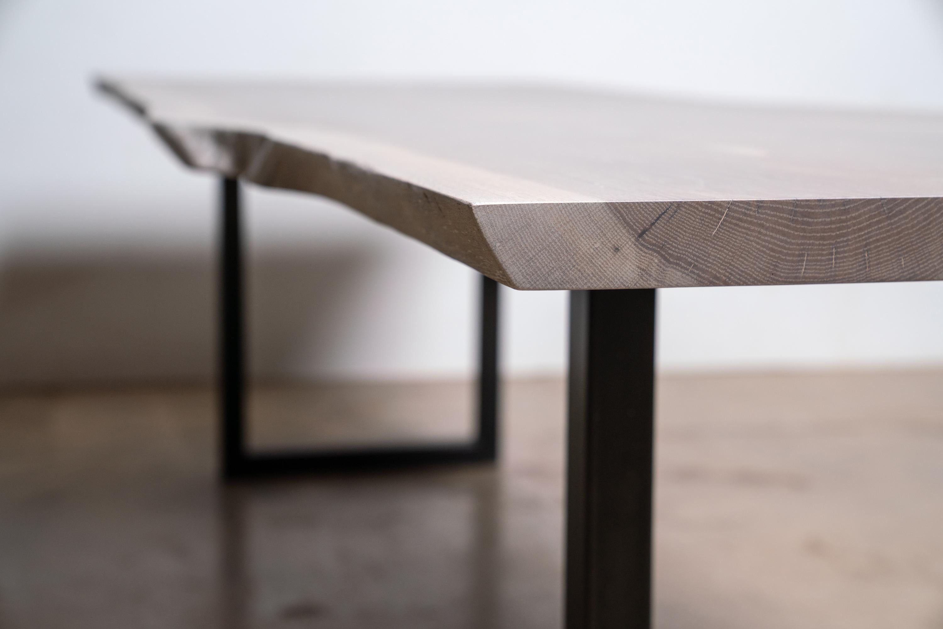 Tisch aus weißer Eiche mit naturfarbener Kante und grauer Oberfläche auf modernem schwarzem Stahlsockel im Angebot 1