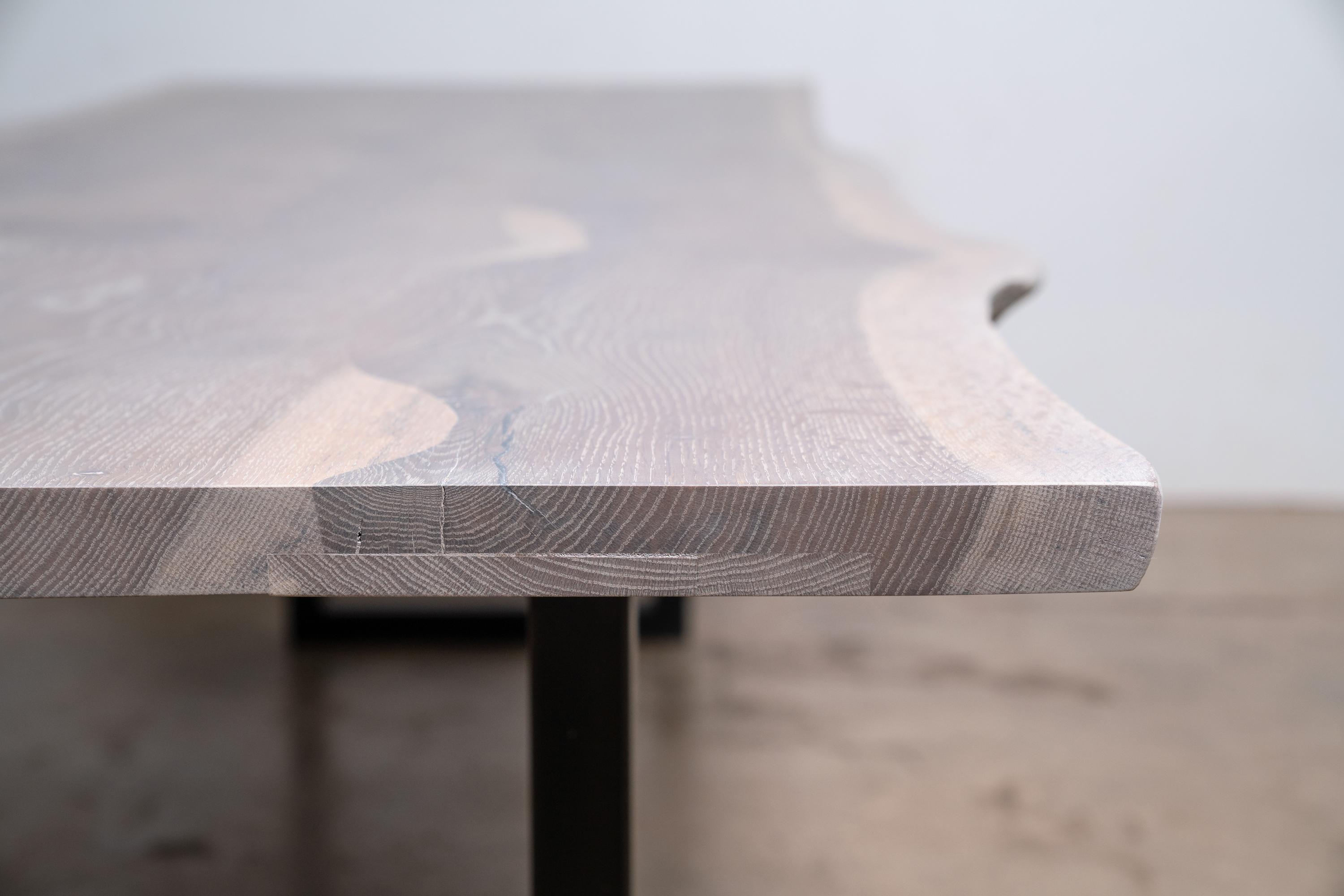 Tisch aus weißer Eiche mit naturfarbener Kante und grauer Oberfläche auf modernem schwarzem Stahlsockel im Angebot 2