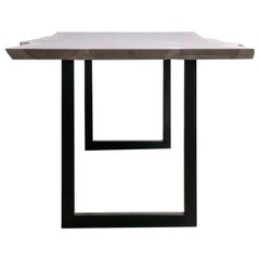 Tisch aus weißer Eiche mit naturfarbener Kante und grauer Oberfläche auf modernem schwarzem Stahlsockel