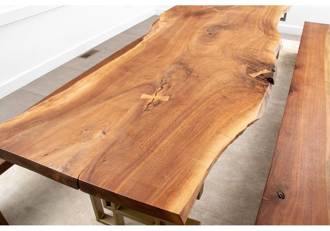 Ein bemerkenswertes Tisch- und Bank-Set im Geiste und Stil des legendären Designers George Nakashima. Ein hübsches Stück Holz mit lebendiger Kante und schöner Maserung für die Tischplatte, die auf einem kantigen, durchbrochenen geometrischen