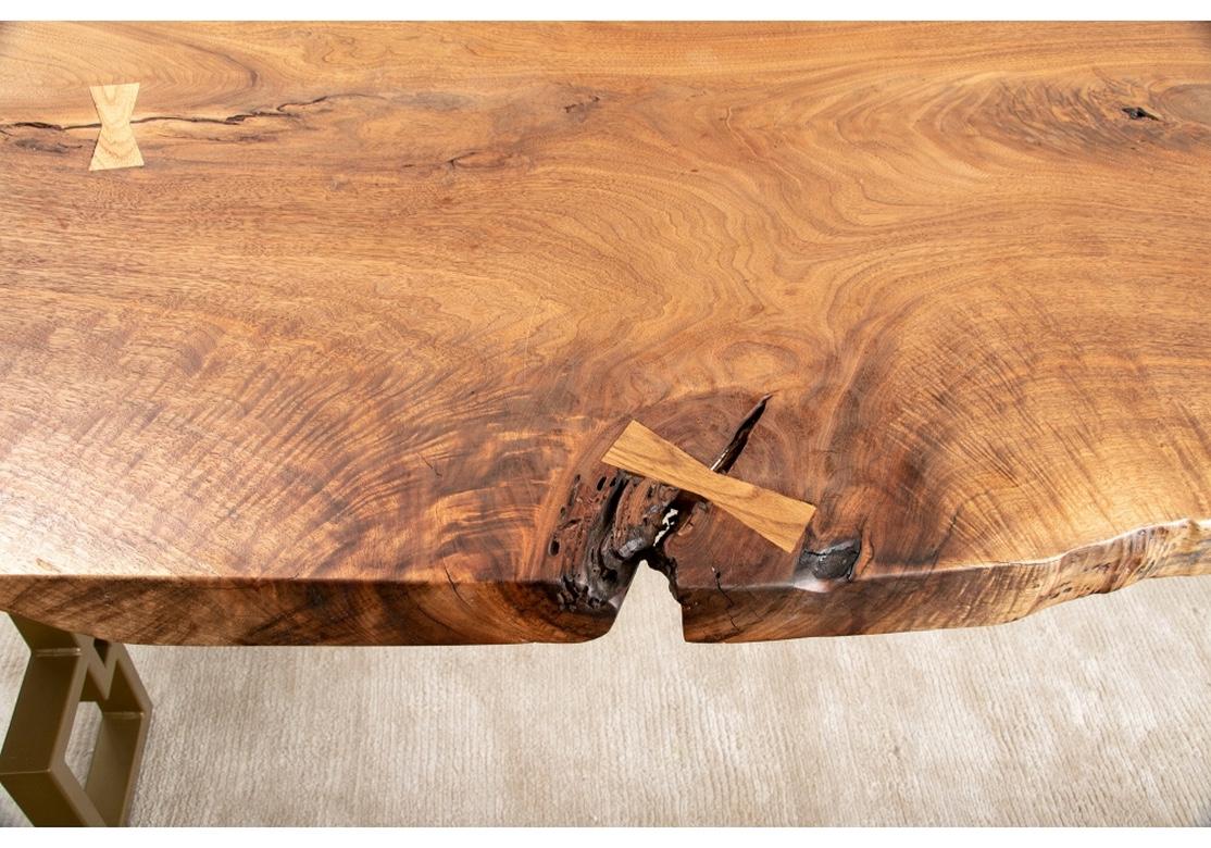 Esstisch und Bank aus Holz mit naturbelassenen Kanten, Paar nach George Nakashima  im Angebot 1