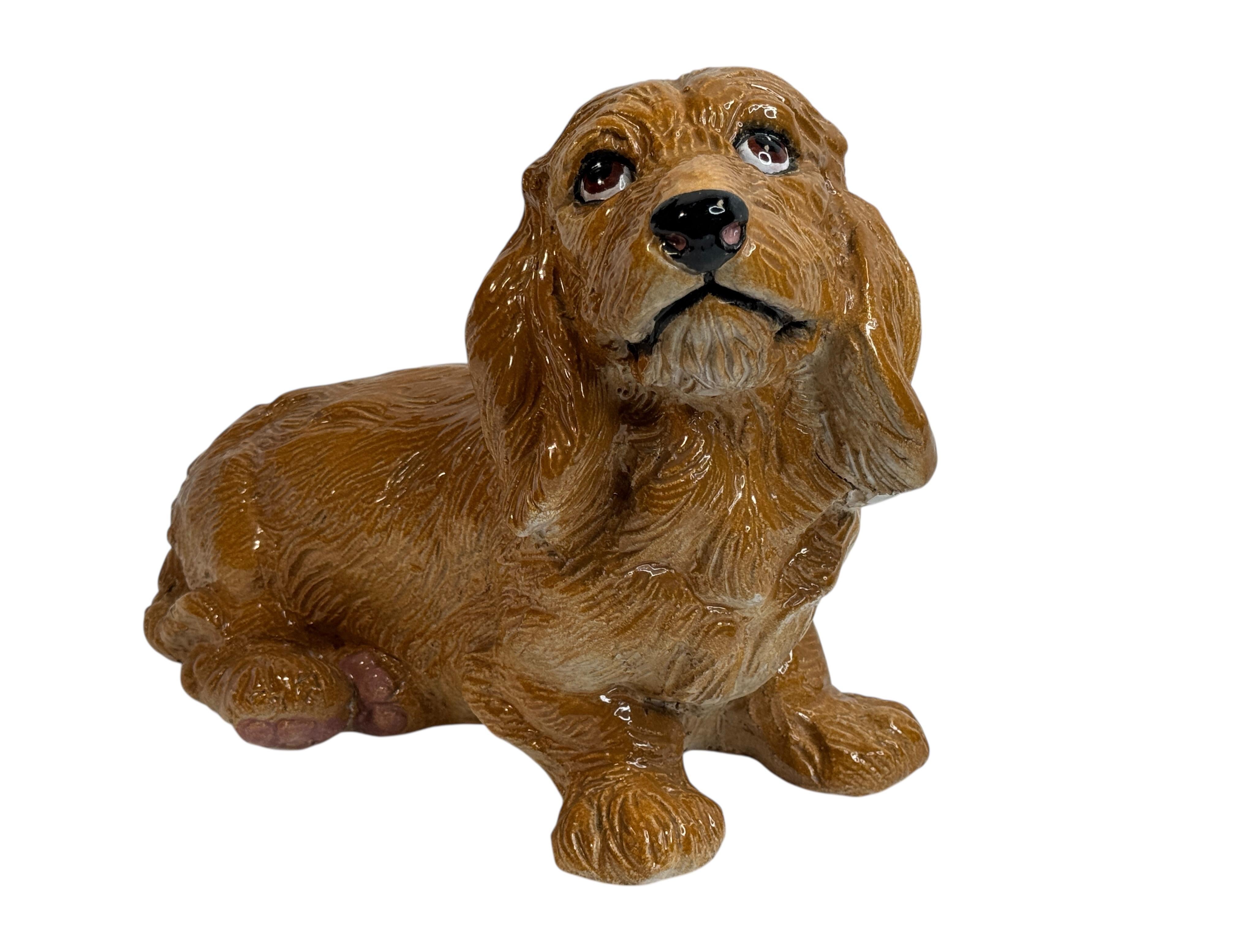 Un'eccezionale statua di bassotto italiano in terracotta smaltata e dipinta a mano. Rappresentazioni perfette, realistiche e a grandezza naturale di questa affettuosa creatura, fedele, affettuosa e commovente allo stesso tempo. Prodotto dalla
