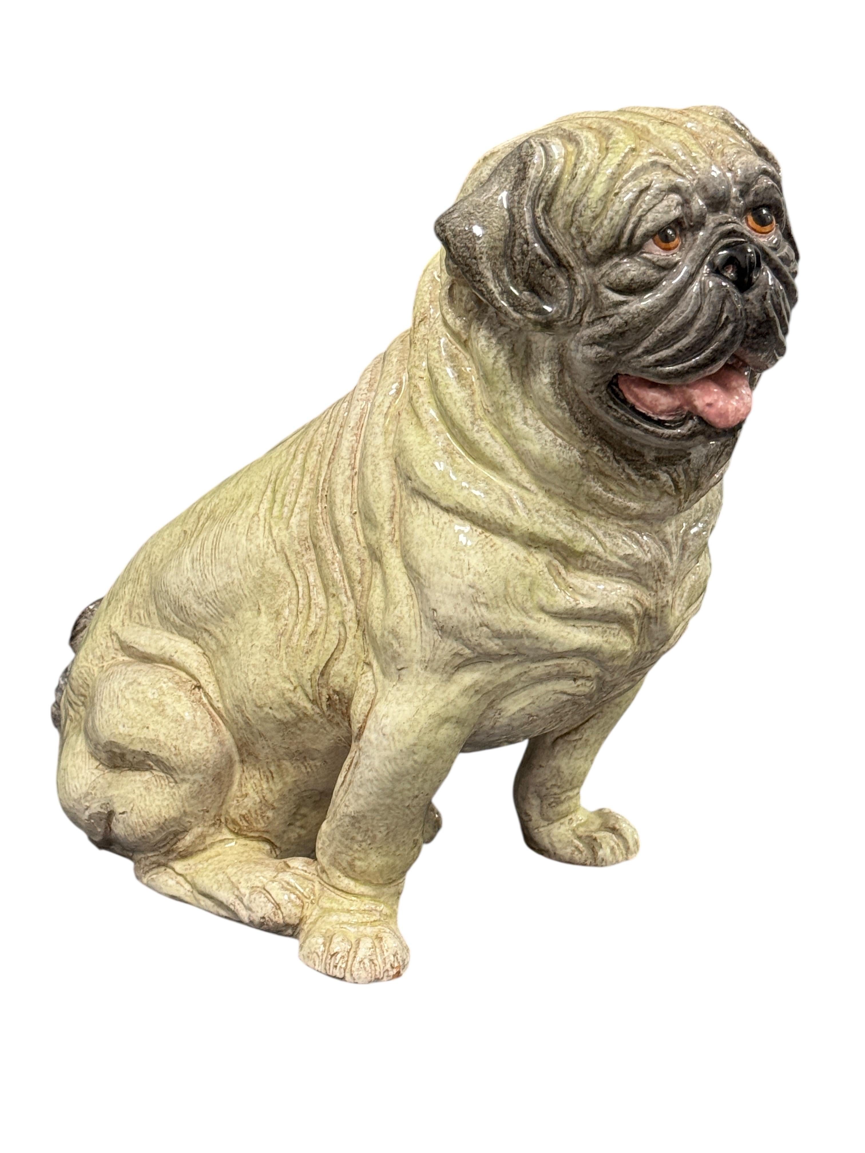 Un'eccezionale statua di un cane carlino italiano realizzata in terracotta smaltata e dipinta a mano. Rappresentazioni perfette, realistiche e a grandezza naturale di questa affettuosa creatura, fedele, affettuosa e commovente allo stesso tempo.
