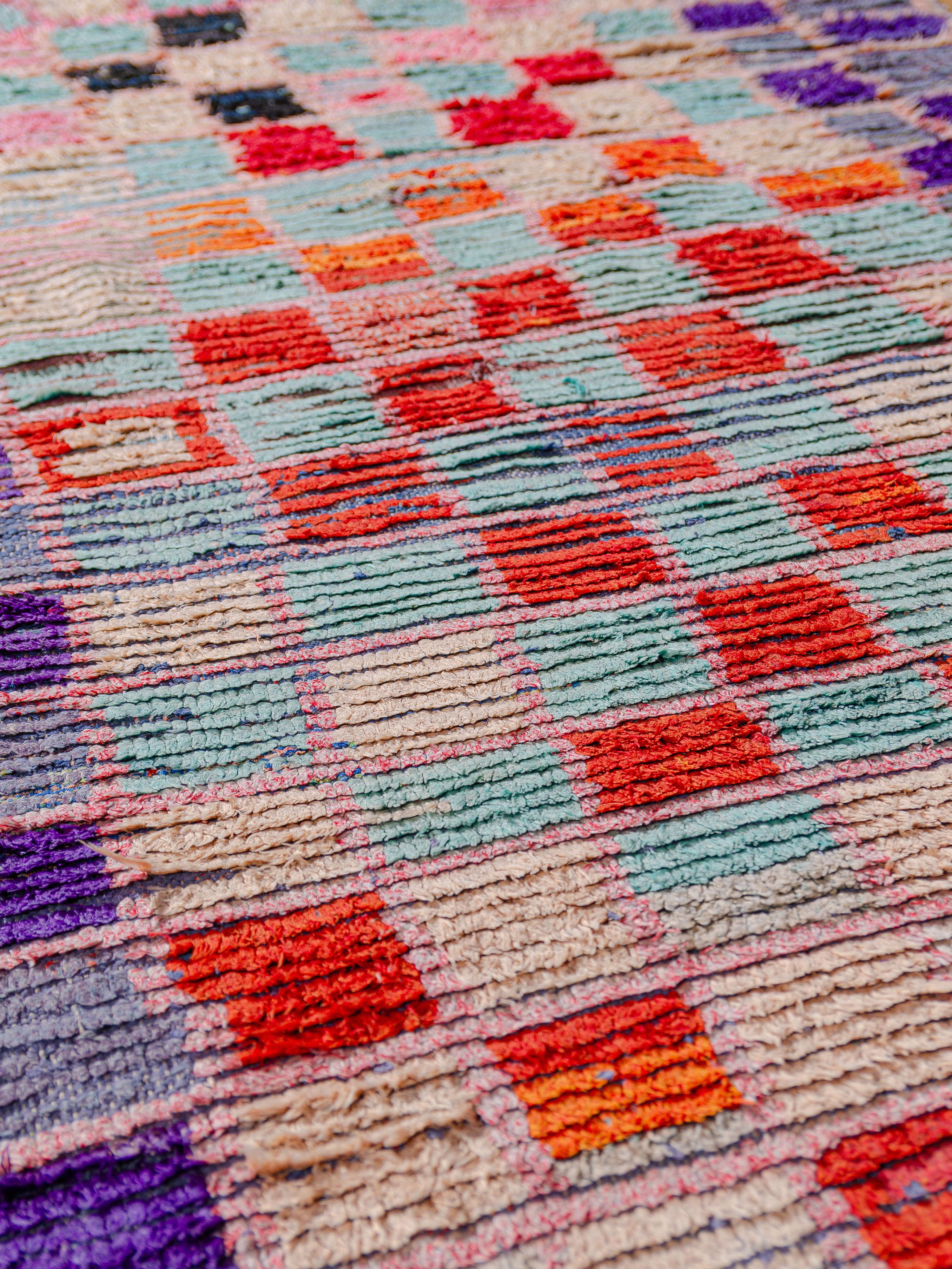 Lebhaft karierter marokkanischer Boucherouite-Teppich im Vintage-Stil, kuratiert von Breuckelen Berber. (Stammeskunst)
