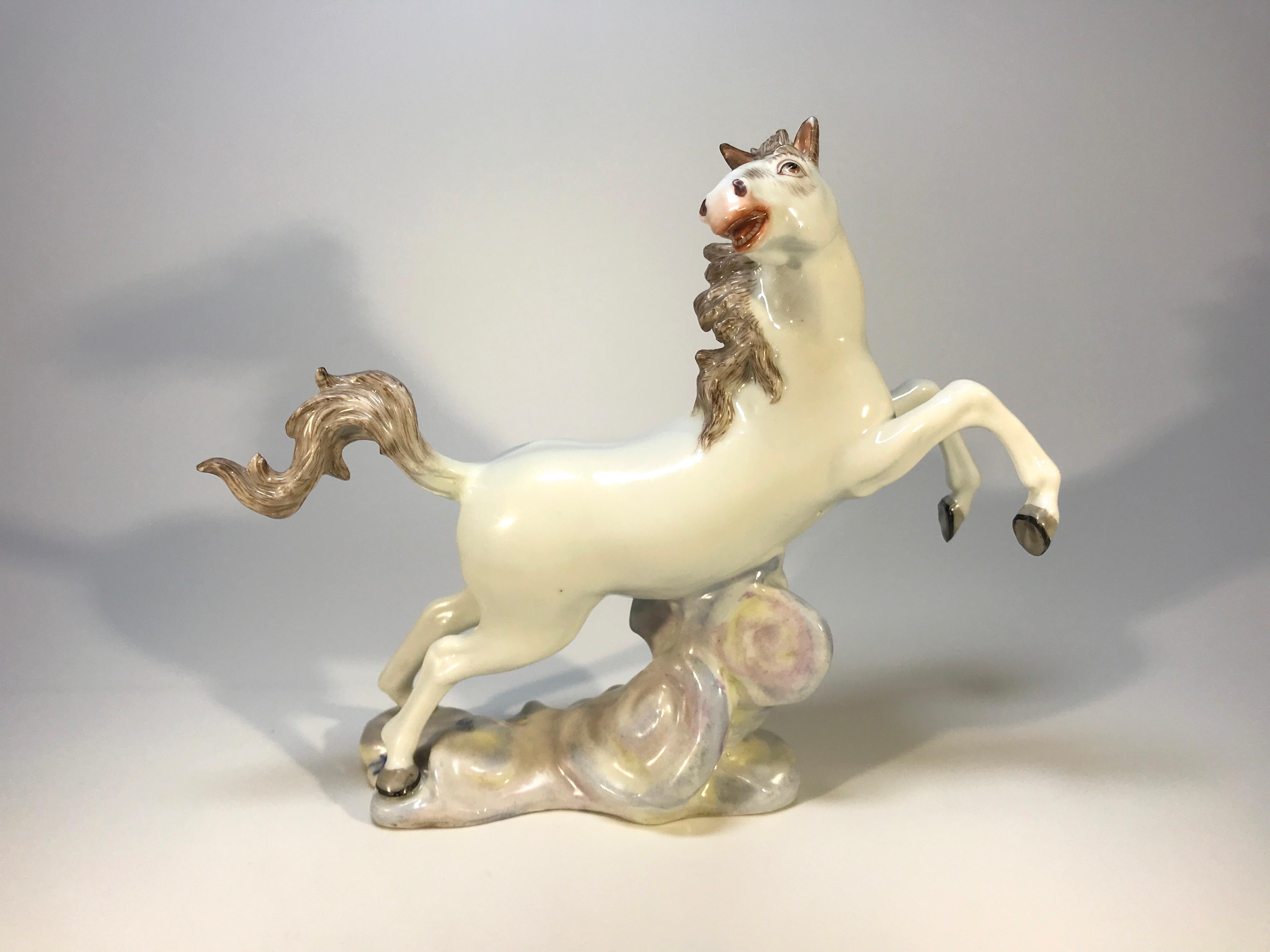 20ième siècle Figure de cheval cabré vivante en porcelaine blanche continentale peinte à la main Samson en vente