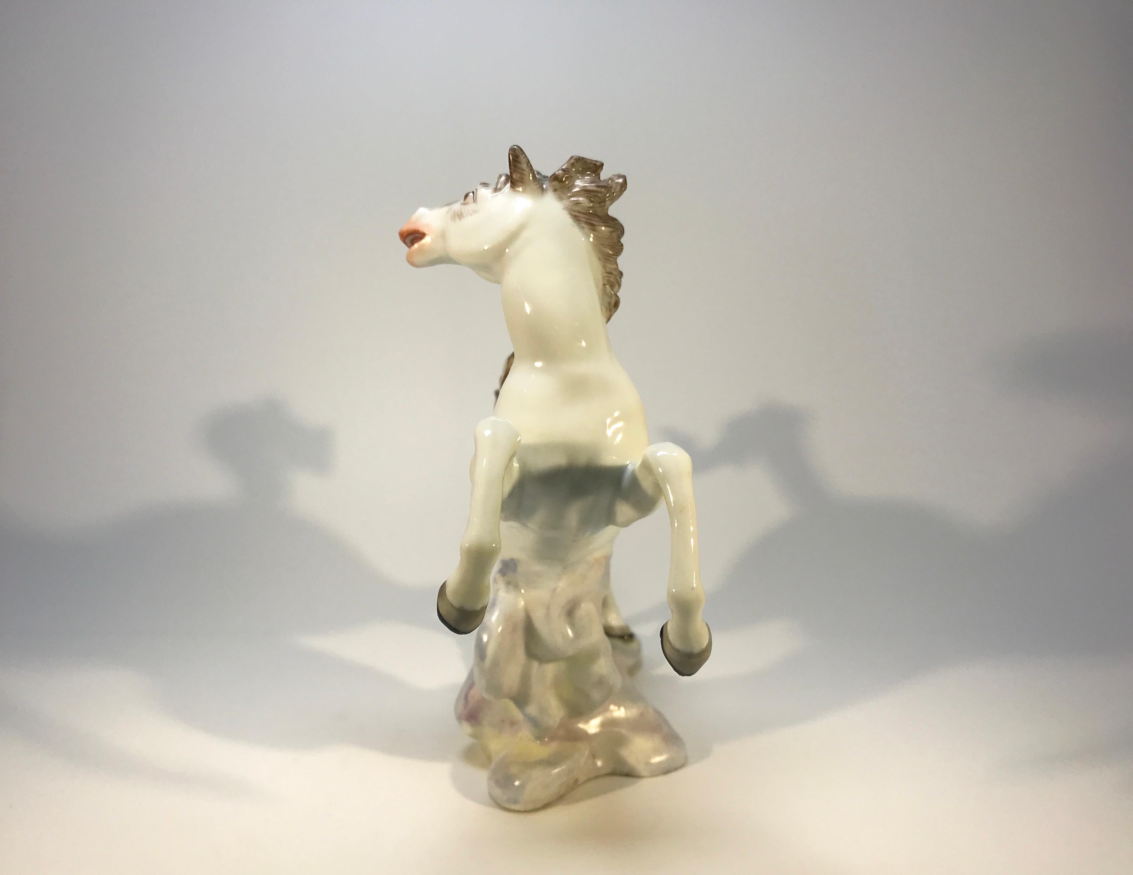 20ième siècle Figure de cheval cabré vivante en porcelaine blanche continentale peinte à la main Samson en vente