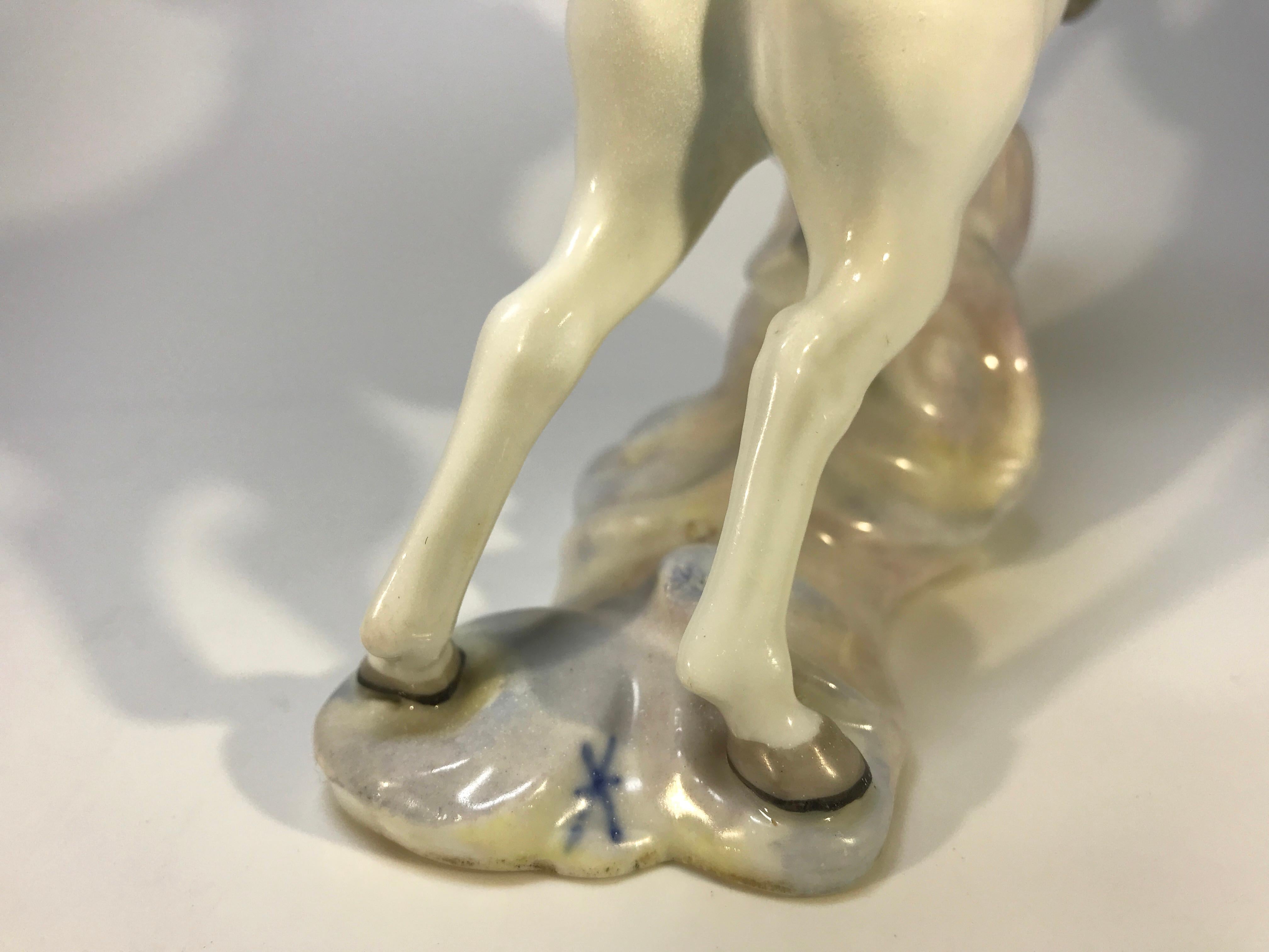 Figure de cheval cabré vivante en porcelaine blanche continentale peinte à la main Samson en vente 2