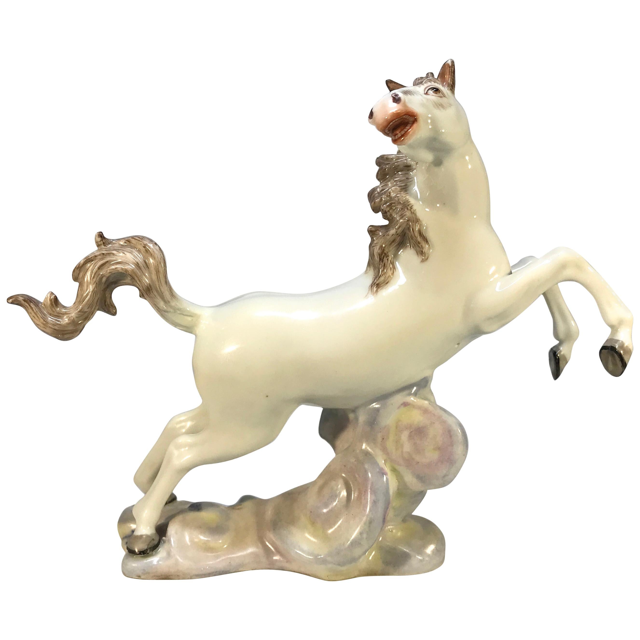 Figure de cheval cabré vivante en porcelaine blanche continentale peinte à la main Samson en vente
