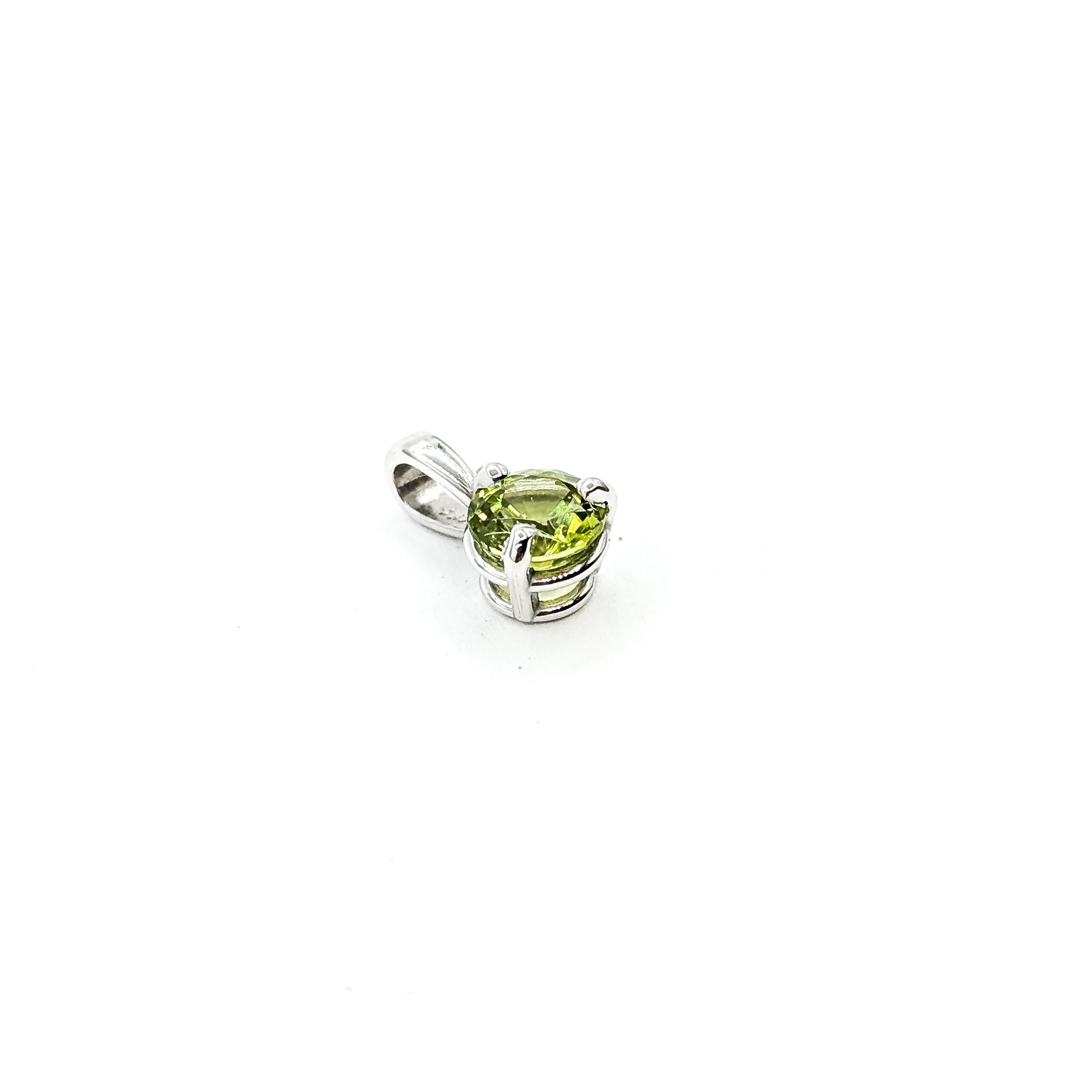 Pendentif Lively Peridot en or blanc 14k

Ce pendentif est réalisé en or blanc 14k et présente un péridot rond brillant pesant 0,57ct. La monture classique à quatre griffes permet de faire ressortir la couleur verte vive de la pierre précieuse tout